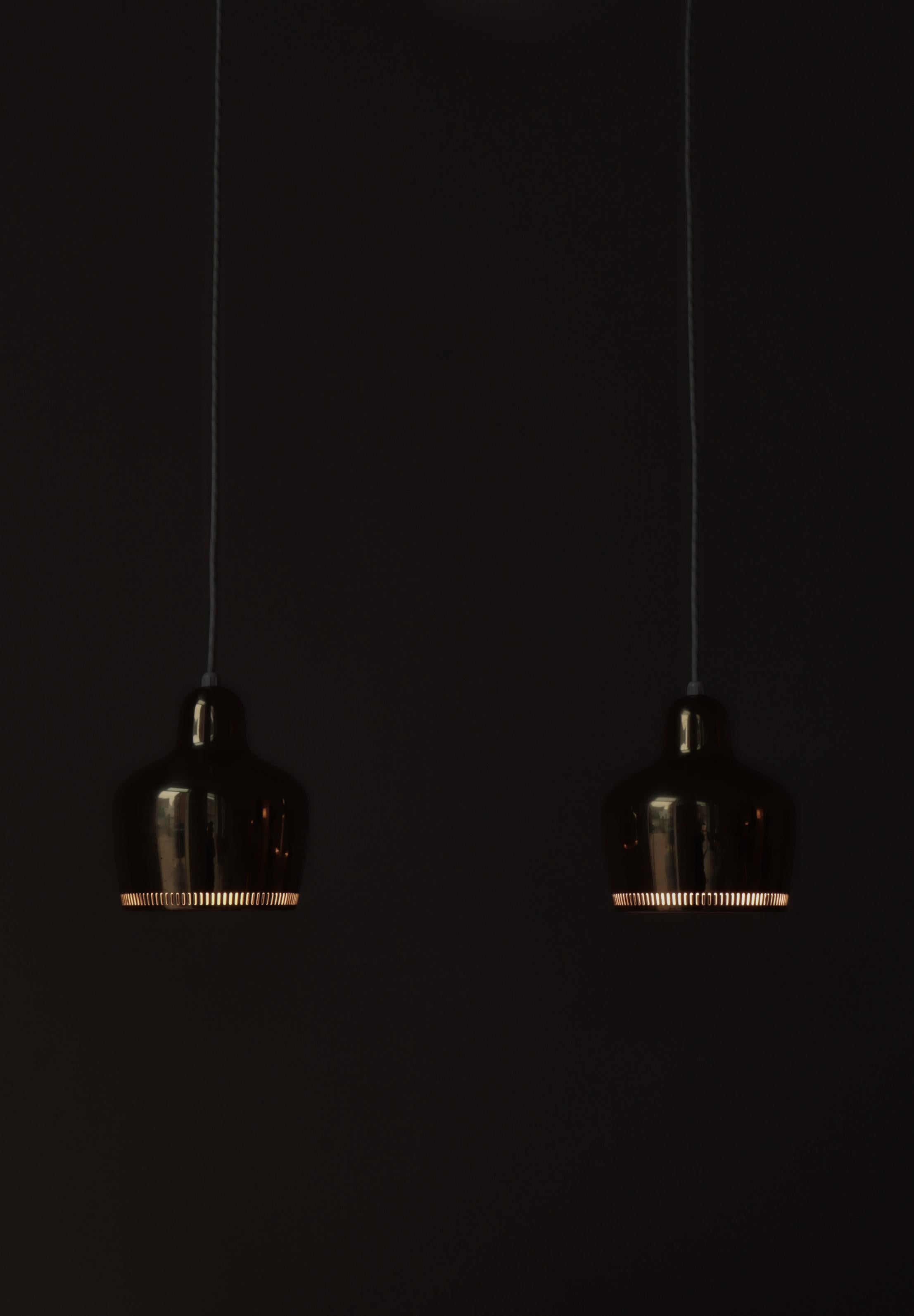 Metà XX secolo Set di 2 pendenti a campana dorati di Alvar Aalto per Louis Poulsen, anni '50 in vendita