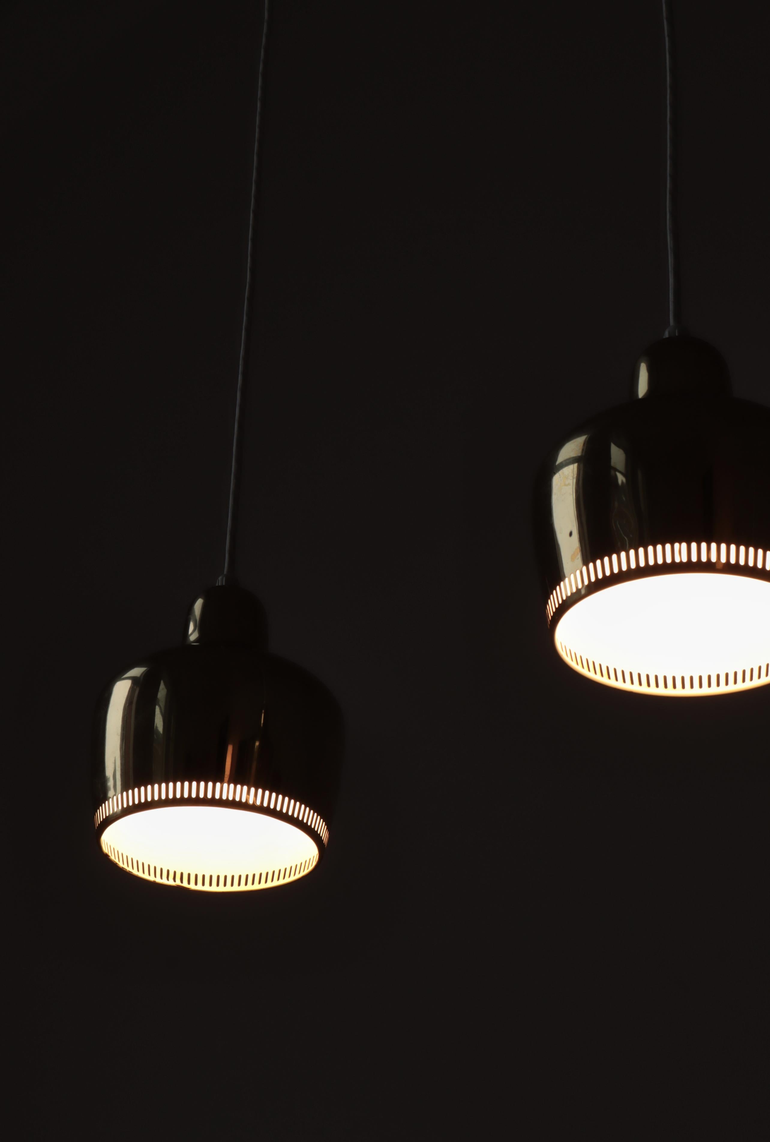 Ottone Set di 2 pendenti a campana dorati di Alvar Aalto per Louis Poulsen, anni '50 in vendita