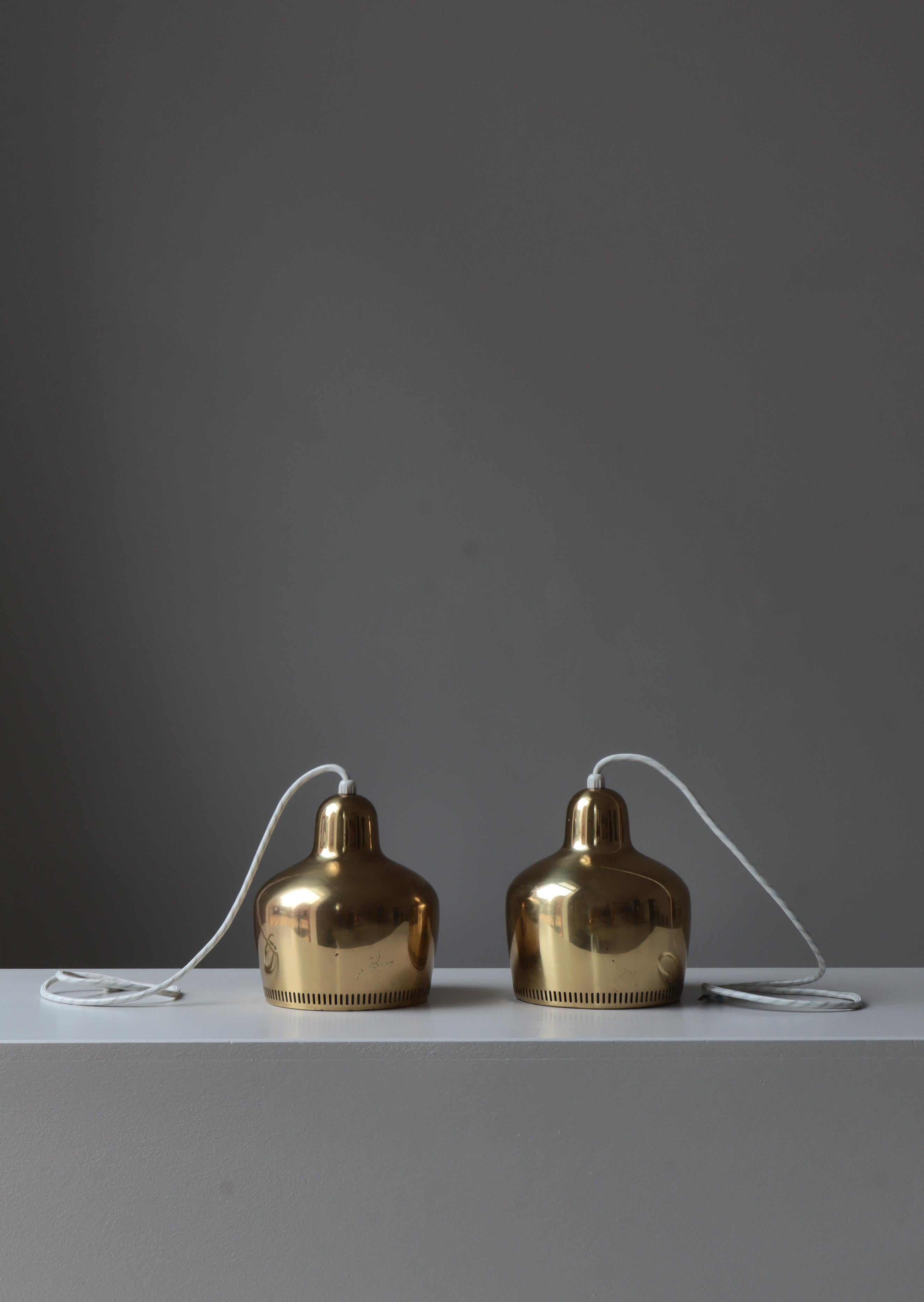 Set di 2 pendenti a campana dorati di Alvar Aalto per Louis Poulsen, anni '50 in vendita 1