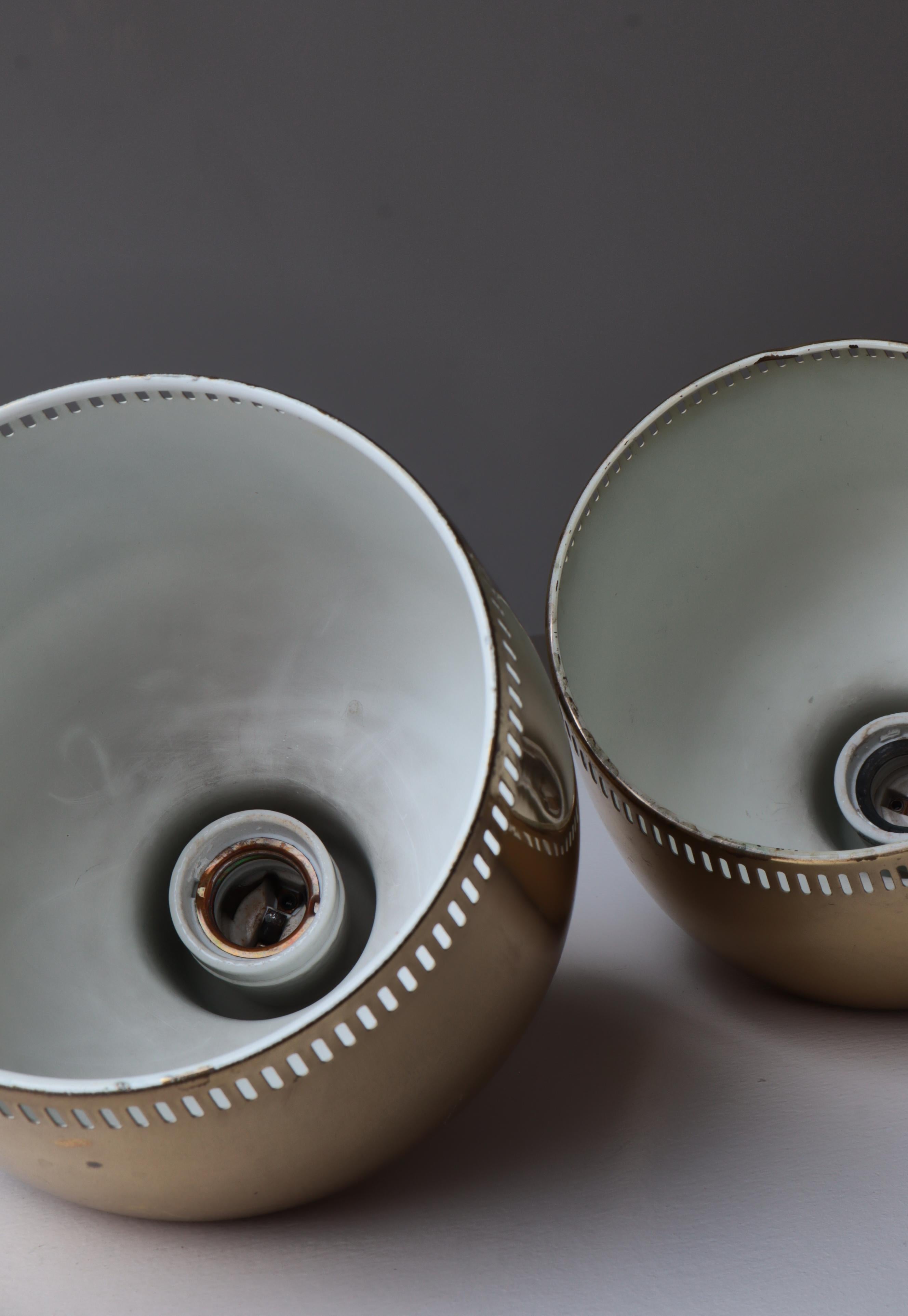 Set di 2 pendenti a campana dorati di Alvar Aalto per Louis Poulsen, anni '50 in vendita 2