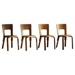 Alvar Aalto, ensemble de 4 chaises de salle à manger, modèle « 66 », fabriquées à O.Y.Huonekalu, années 1930