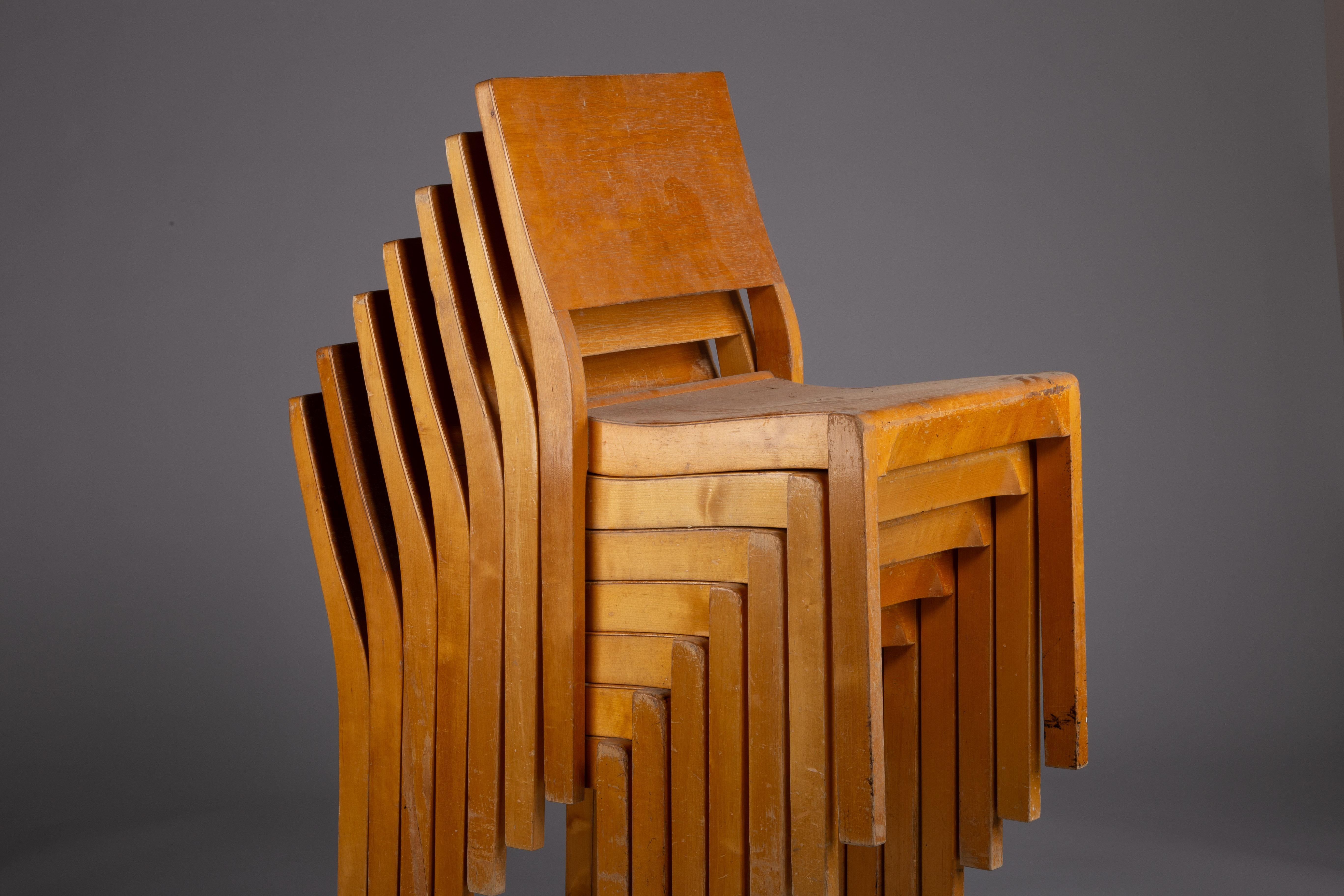 Alvar Aalto, set of 6 c. 1940's model 611 chairs with great honey patina In Fair Condition In Turku, Varsinais-Suomi