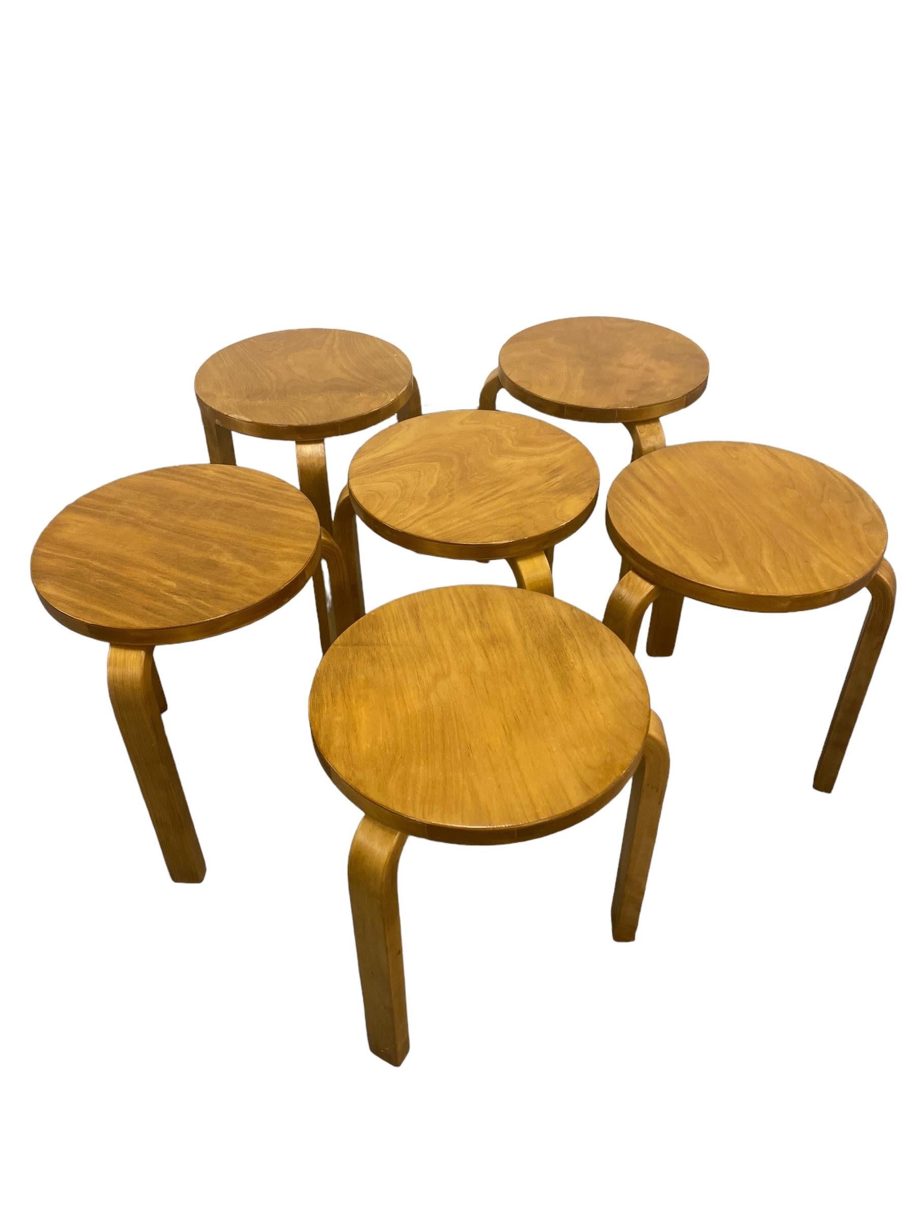Set of 6 Alvar Aalto 3 Legged Stackable Birch Stools Model. 60, Artek 1960s In Good Condition For Sale In Helsinki, FI