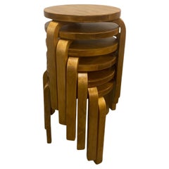 Juego de 6 taburetes de abedul apilables de 3 patas Alvar Aalto Model. 60, Artek 1960s