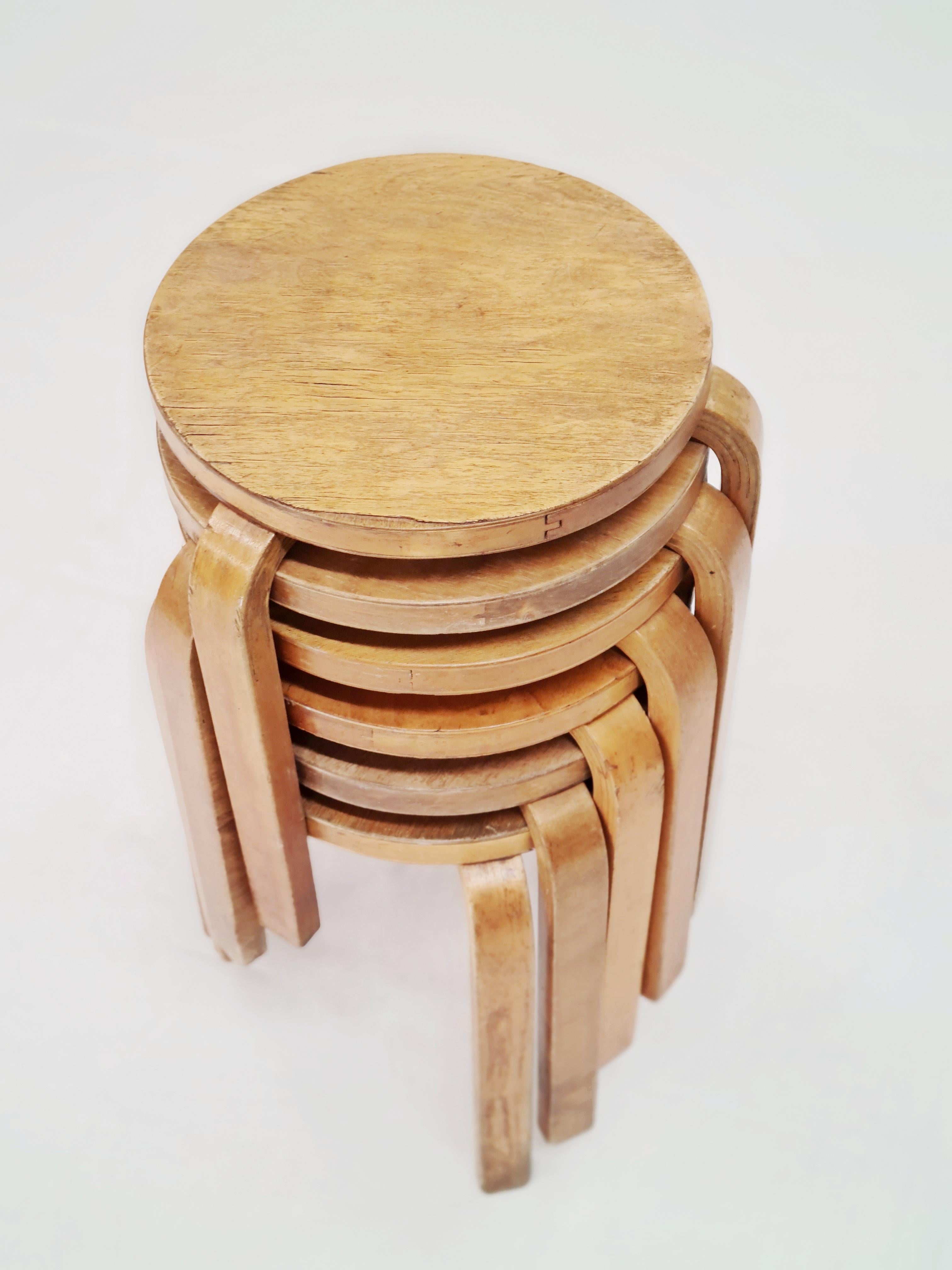 The stool 60 has become a symbol and one of the most recognizable designs by Alvar Aalto. This design shows the collaboration made between the Finnish Architect Alvar Aalto and the experienced cabinetmaker Otto Korhonen. A collaboration that