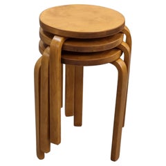 Alvar Aalto, Set in Auftrag gegebener Hocker von Artek, 1950er-Jahre