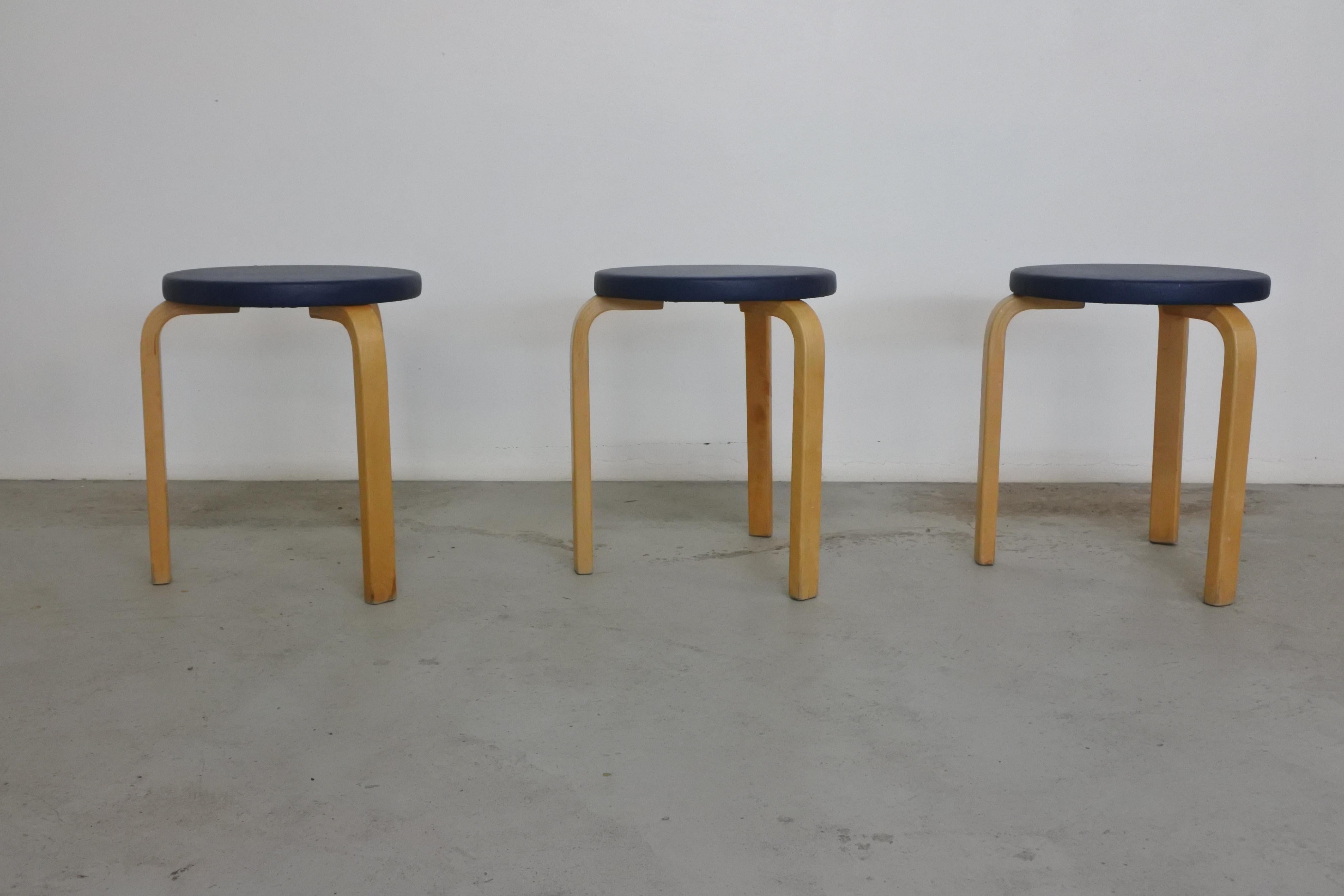 Alvar Aalto Set of Three Early Upholstered Stools Model 60 In Good Condition In La Teste De Buch, FR