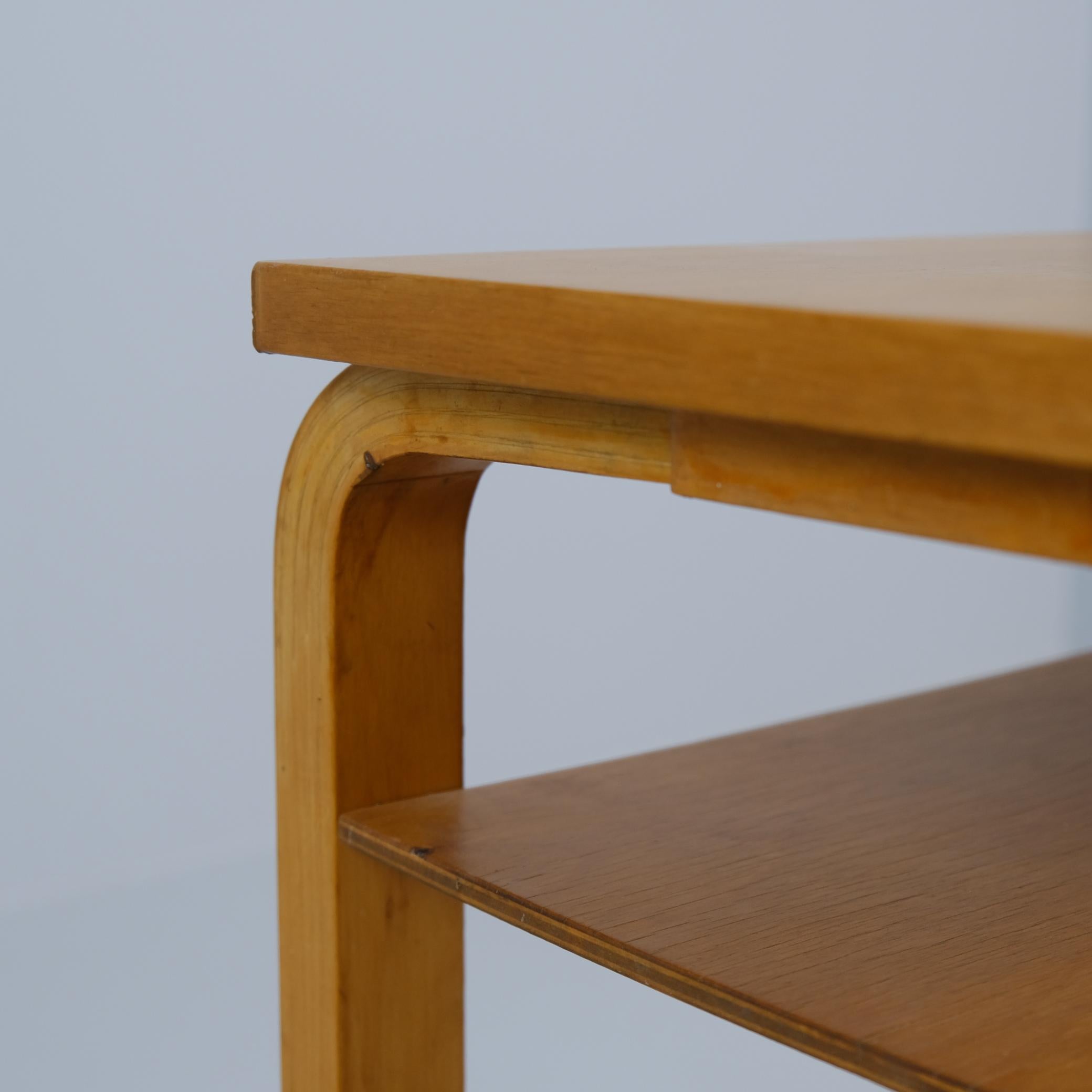 Alvar Aalto Side / Newspaper Table Model A 86 in Birch for Artek, 1930s In Good Condition For Sale In Helsinki, FI