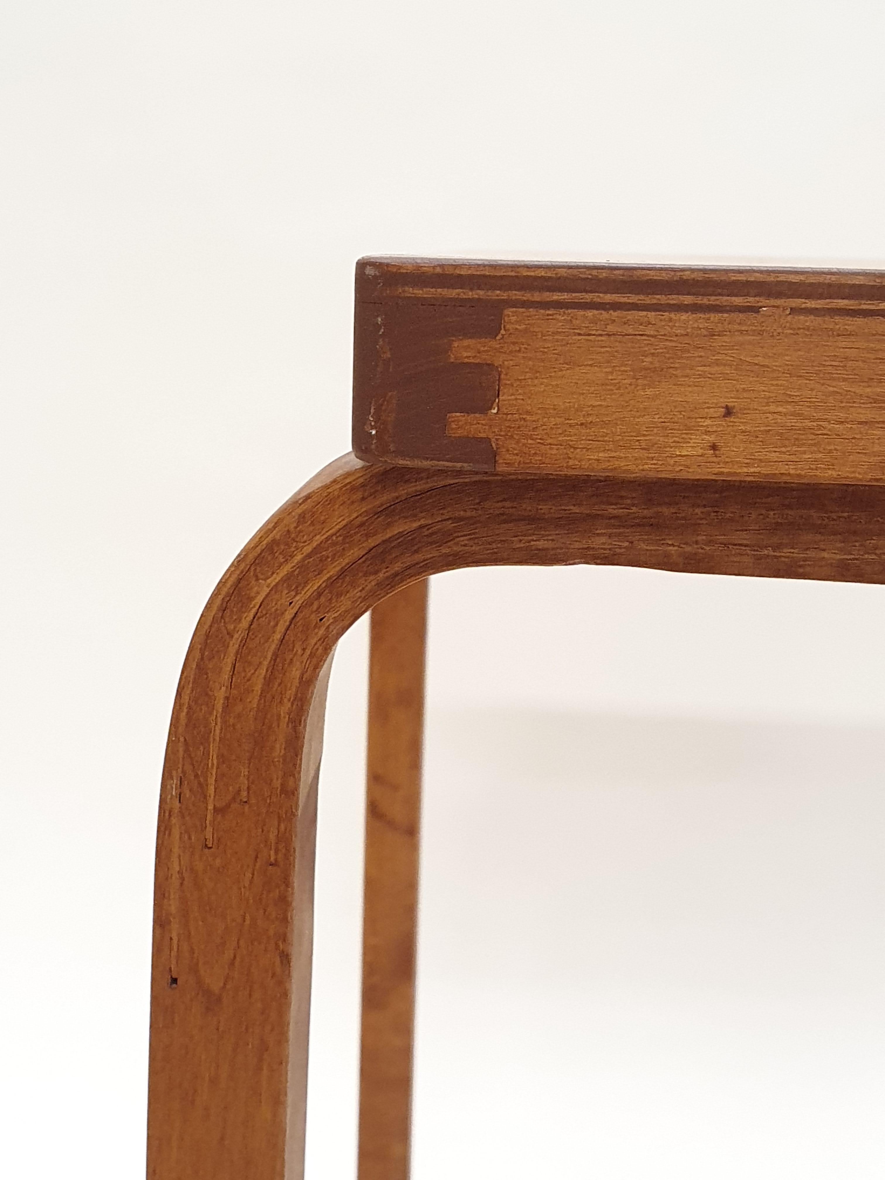 Alvar Aalto Beistelltisch 1950er-1960er Jahre (Mitte des 20. Jahrhunderts) im Angebot