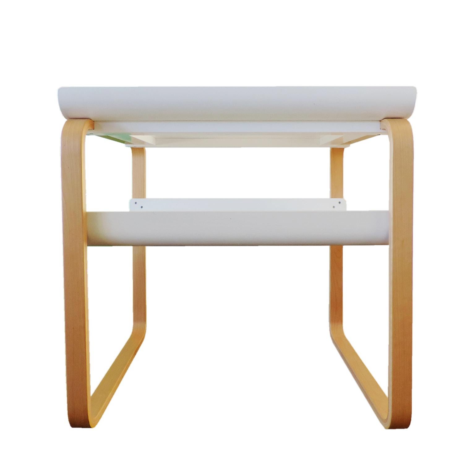 Minimalist Alvar Aalto Side Table 915 Set For Sale