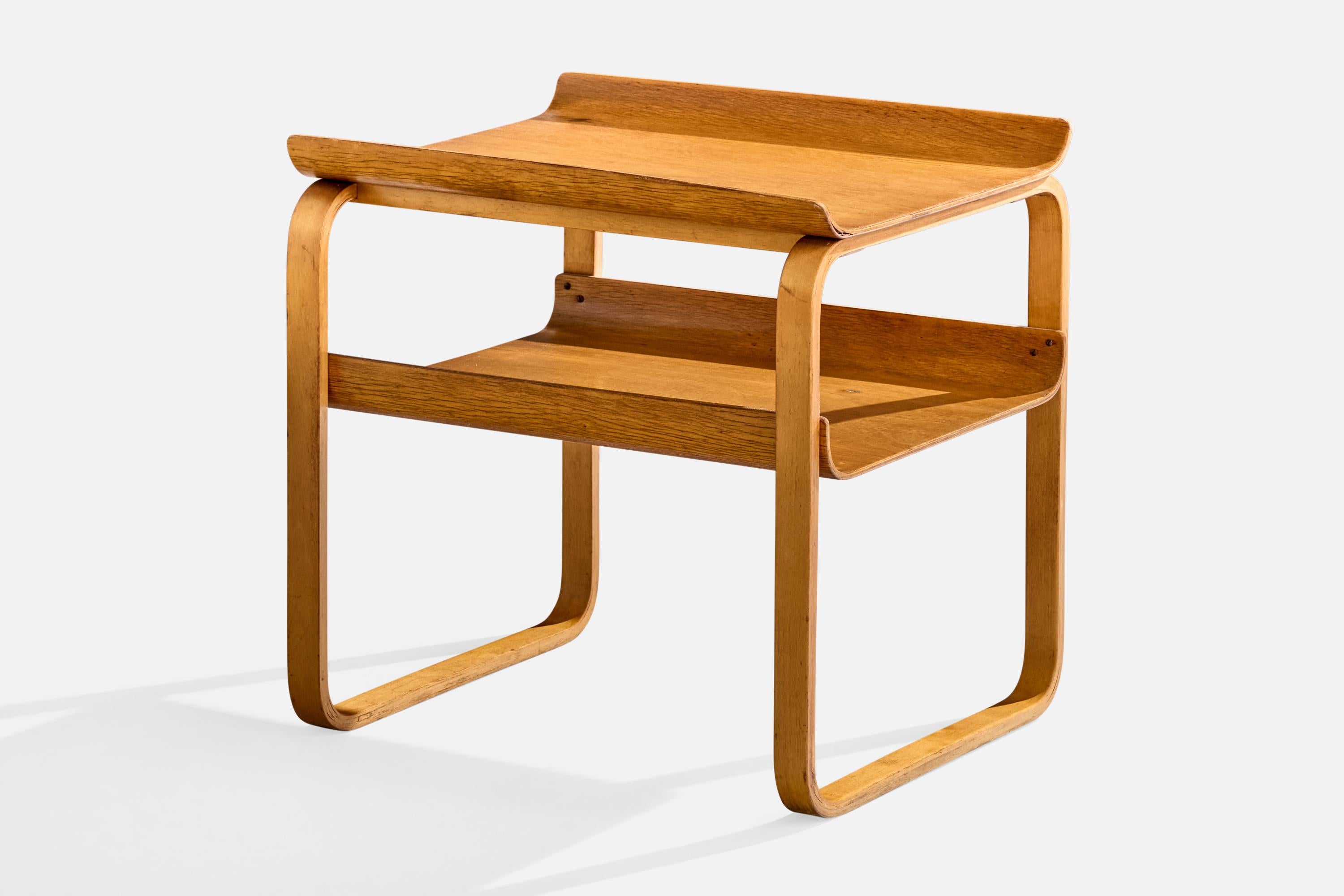 Mesa auxiliar de abedul moldeado diseñada por Alvar Aalto y producida por Artek, Hedemora, Suecia, c. 1950.

Desgaste de la madera acorde con la edad y el uso

Dimensiones totales (pulgadas): 23,75