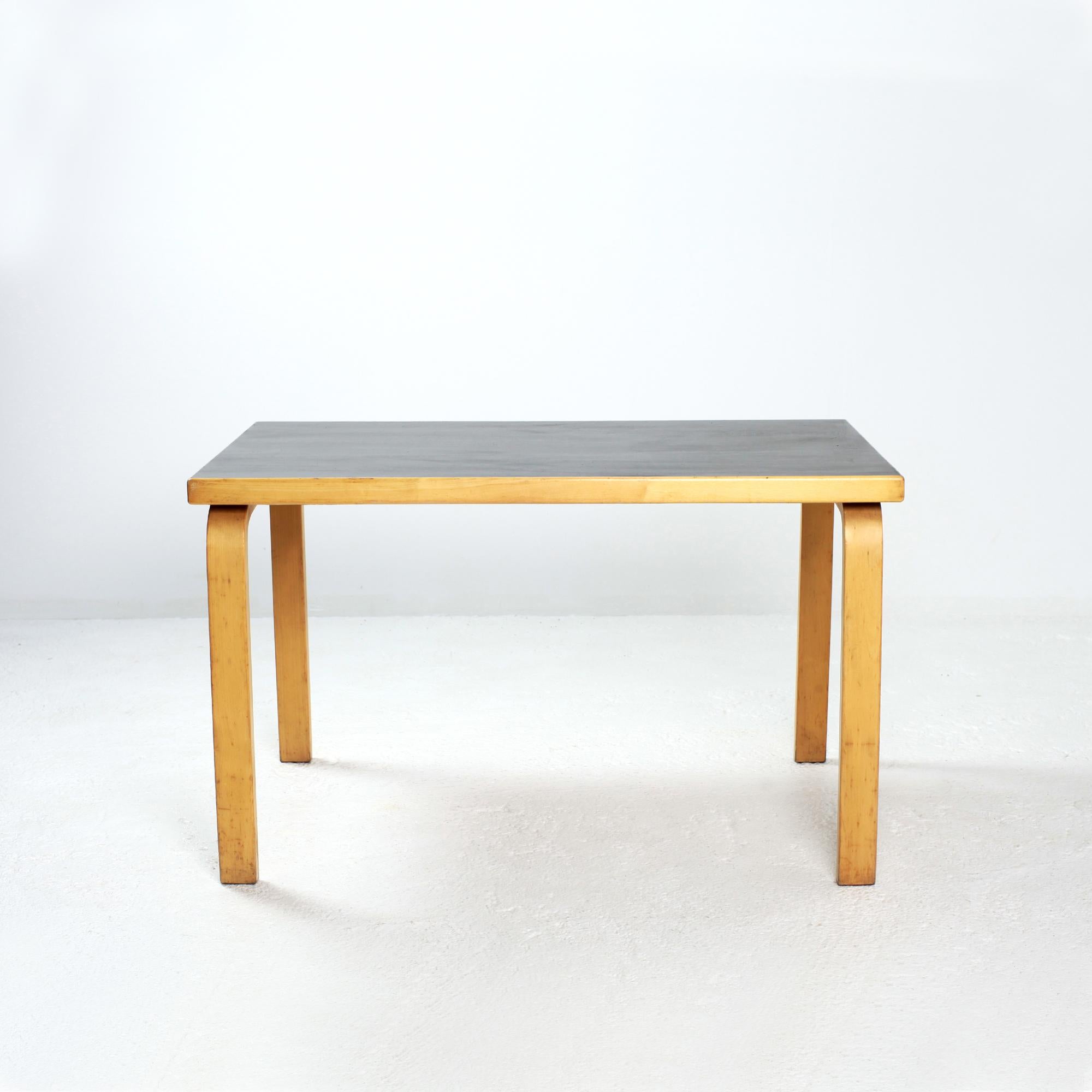 Alvar Aalto L leg rectangular side table for Artek. Bentwood laminated-birch legs. Original black linoleum top.
Can be used as coffee table, console or child desk.
Nice patina.