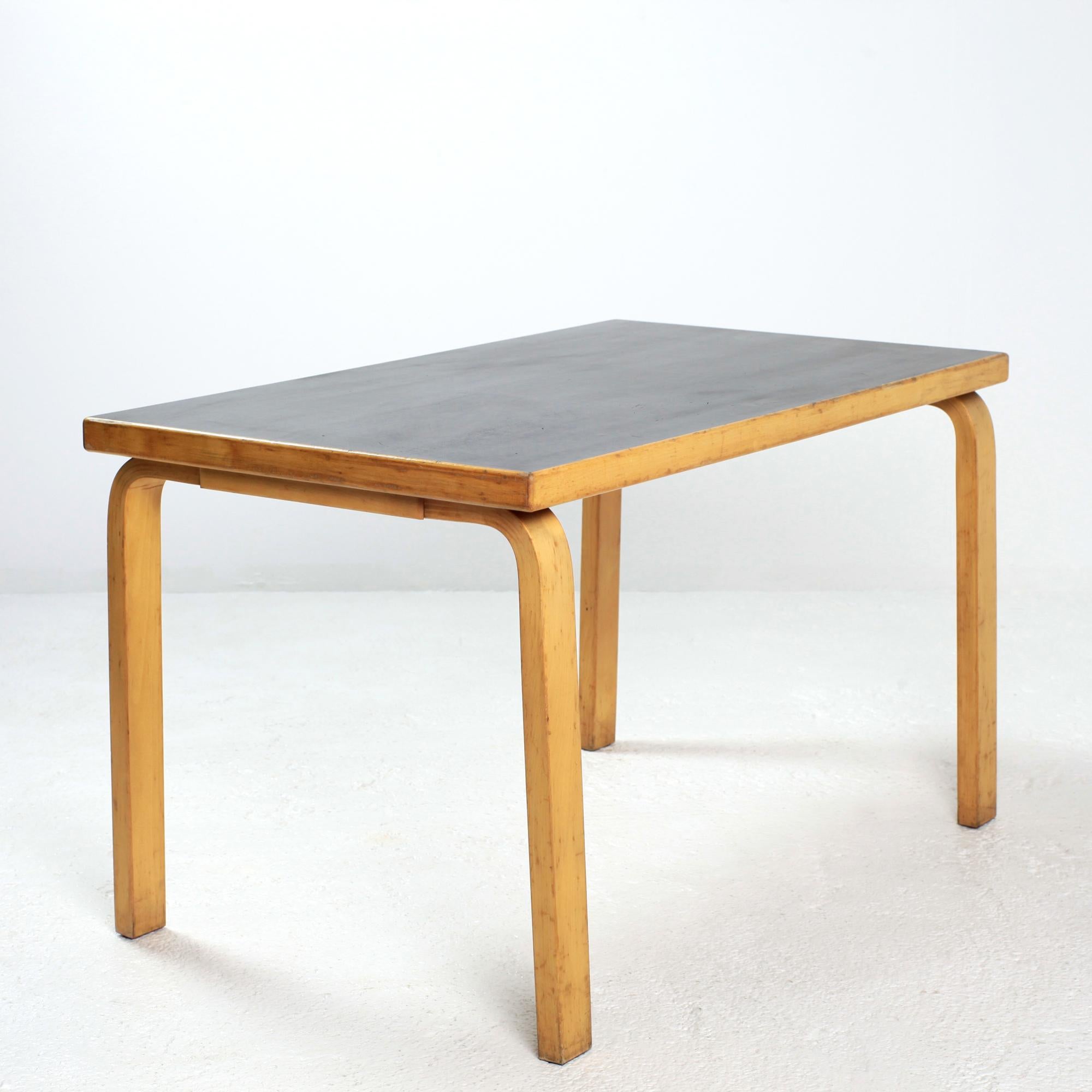 Alvar Aalto Side Table for Artek Finland 1970s In Good Condition For Sale In Saint  Ouen, FR