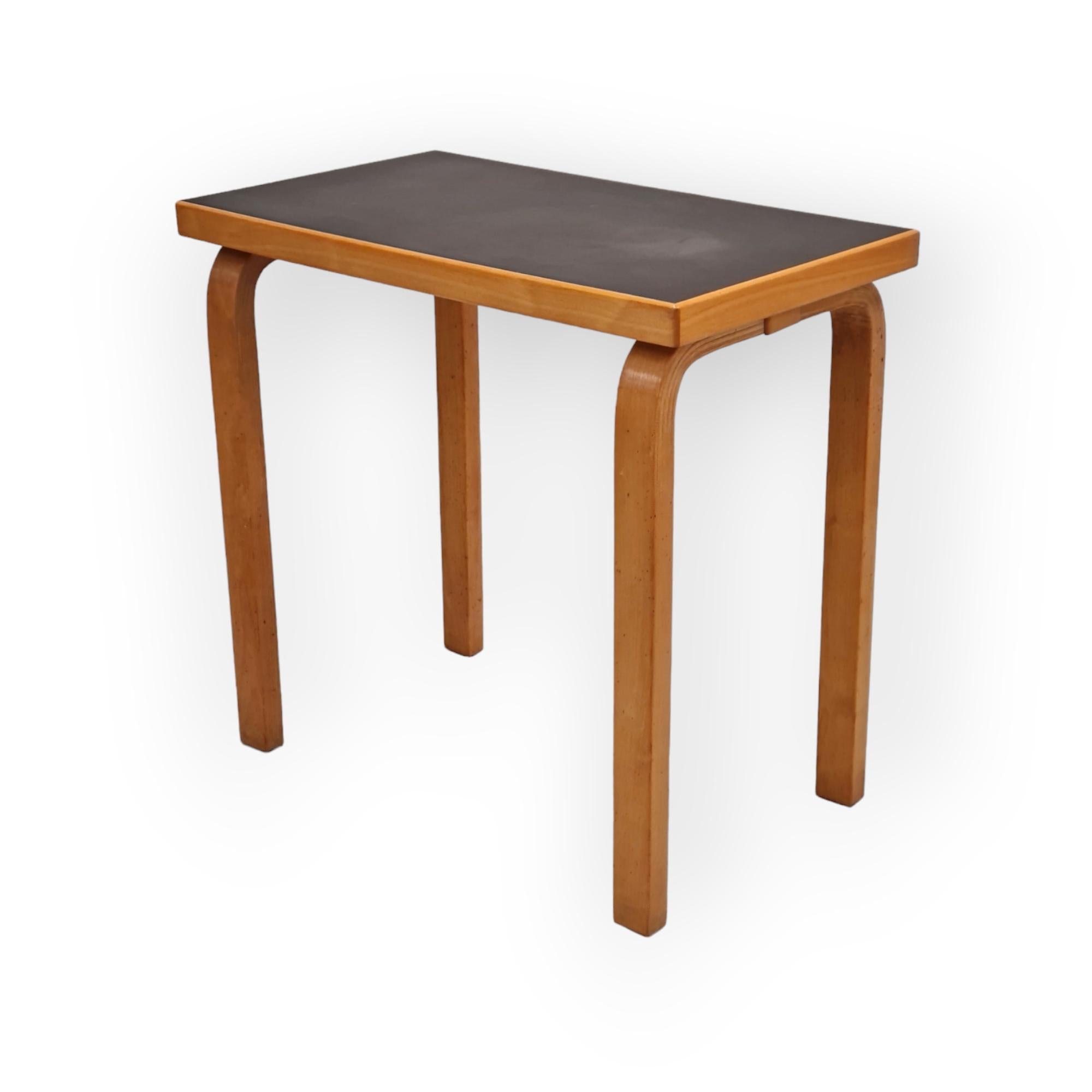 Cette table d'appoint de petite taille peut être utilisée dans n'importe quelle pièce, et à des fins diverses. Elle est parfaite comme table d'appoint pour un fauteuil ou un espace de lecture. La patine des pieds, couleur miel vintage, combinée à la