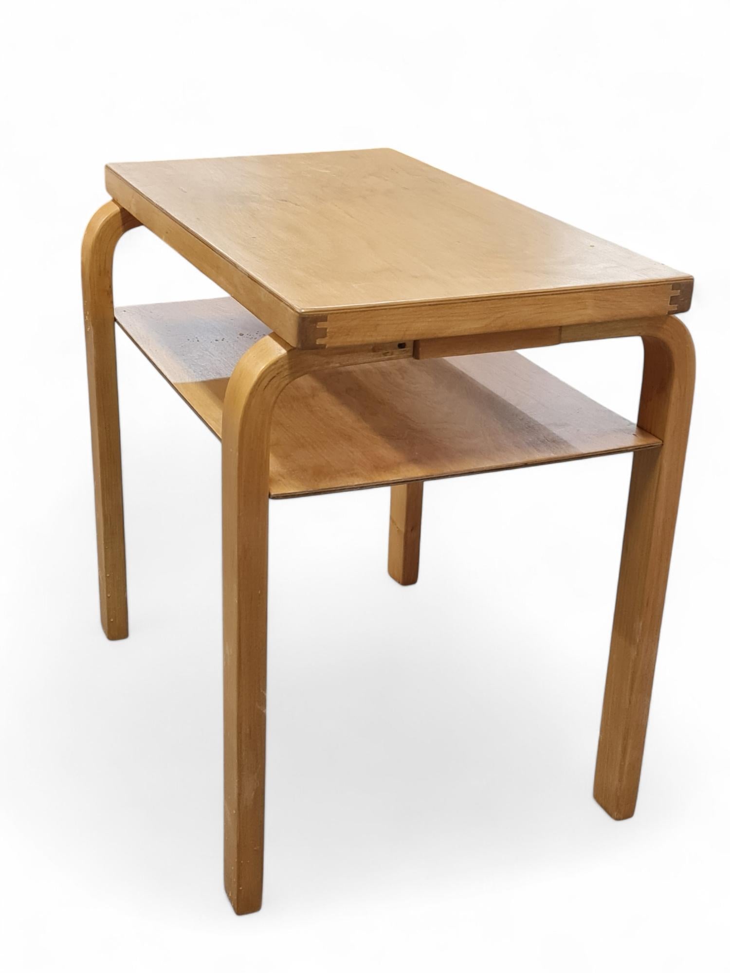Alvar Aalto Side Table Model A86 in Honey Birch, Artek, 1940s In Good Condition For Sale In Helsinki, FI