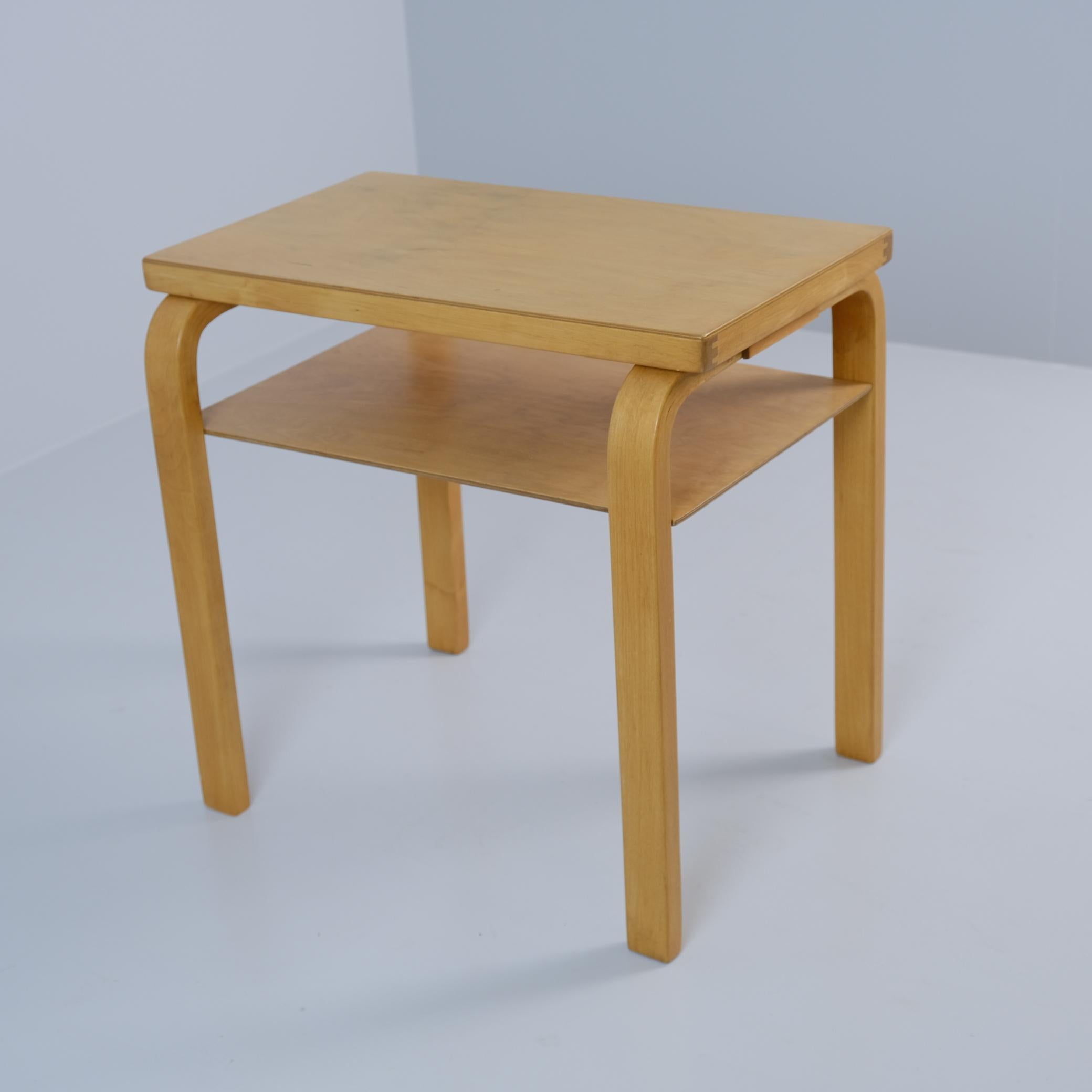 Scandinavo moderno Tavolino Alvar Aalto Modello A86 in betulla miele, Artek, anni '40 in vendita