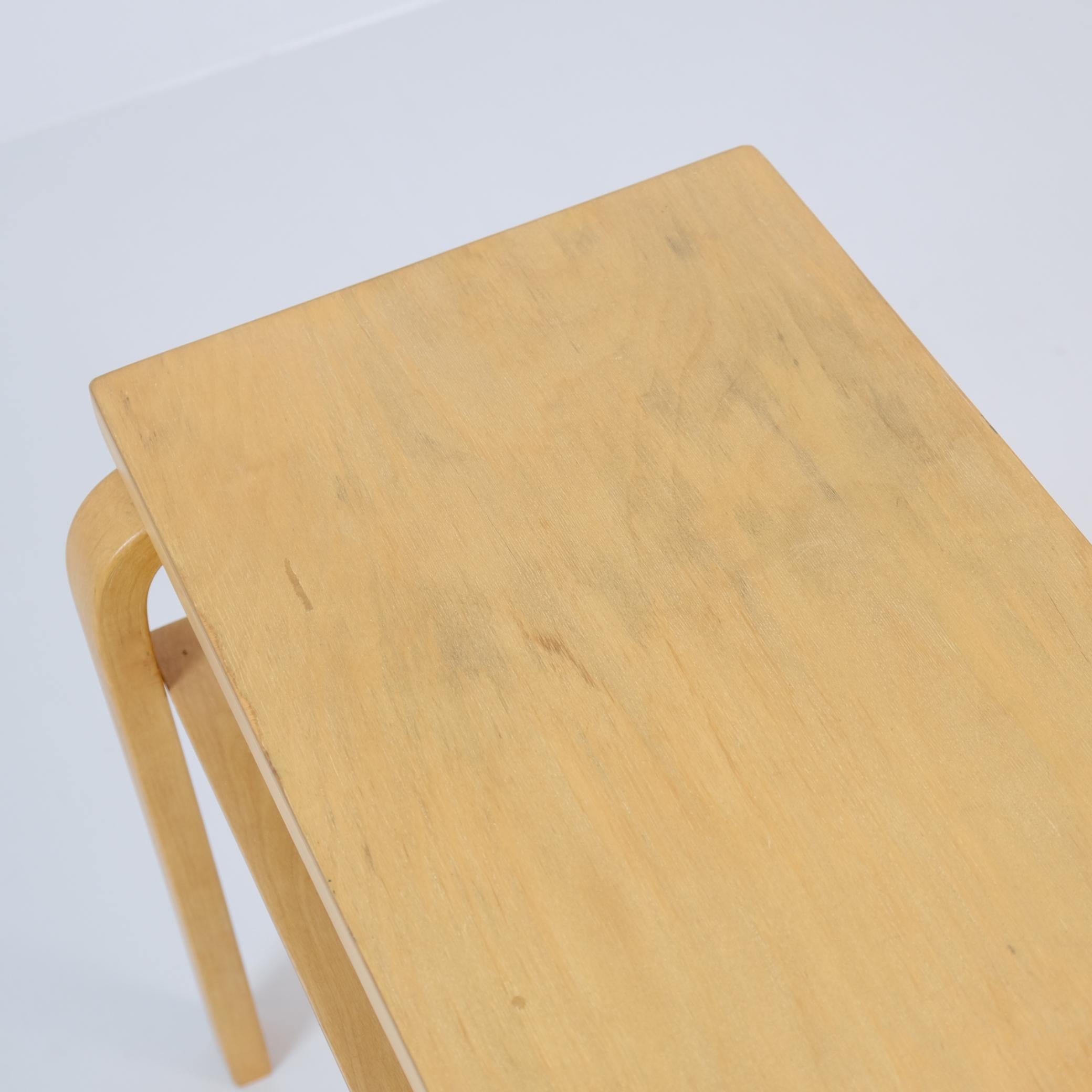 Metà XX secolo Tavolino Alvar Aalto Modello A86 in betulla miele, Artek, anni '40 in vendita