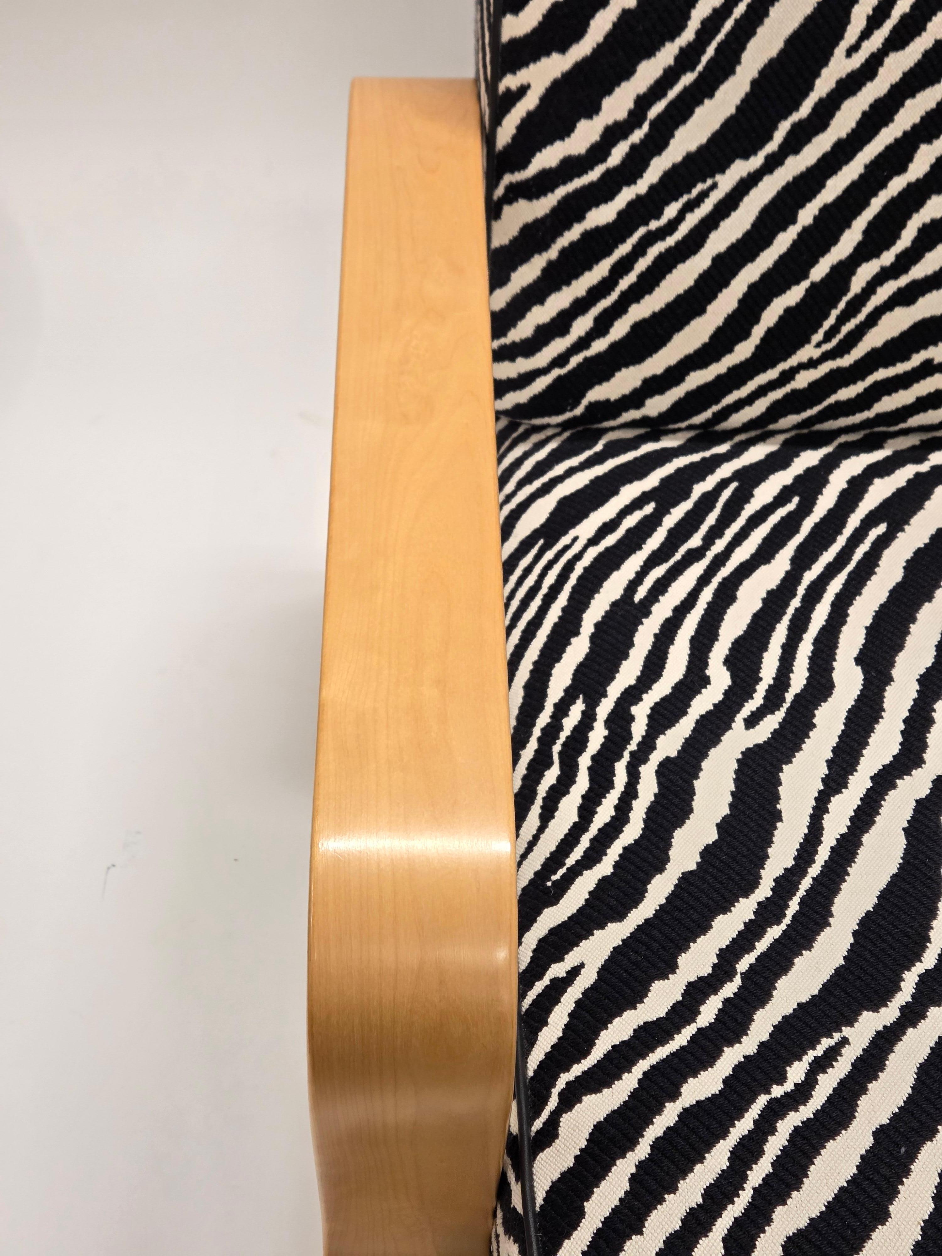 Alvar Aalto Sofa 544 with Zebra upholstery In Good Condition For Sale In Espoo, FI