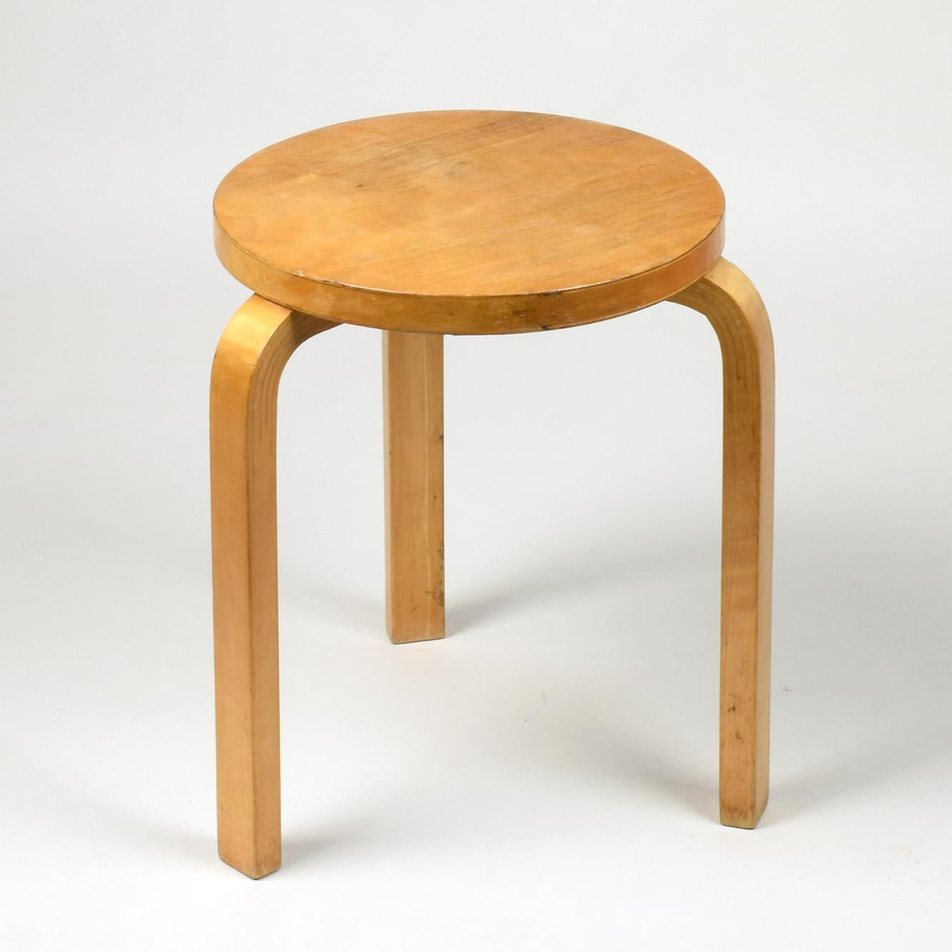 Alvar Aalto.
Manufactured by Oy Huonekalu-Ja Rakennustyo¨tedas, Finland.
Model 60 stool, designed 1933.

Birch and birch plywood.
Original early version in good un-restored condition.

Dims.: diameter 35cm, height 43.5cm; weight: 2.4kg