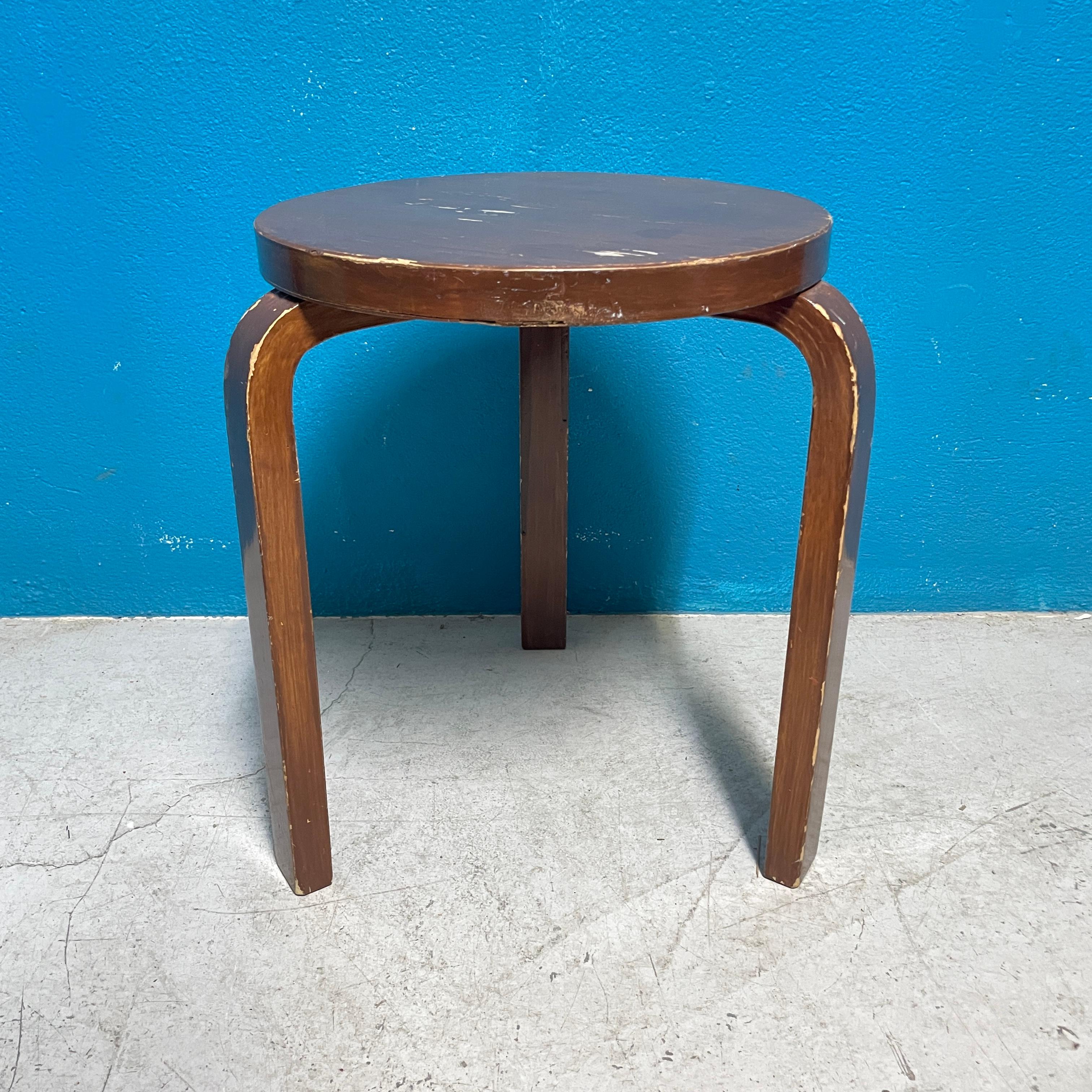 Iconic Aalto three-legged stool. Stool 60 was officially unveiled to an enthusiastic public in London at a Finnish furniture review in November 1933.
The stool’s revolutionary L-leg structure was a major boost for the modern Scandinavian design