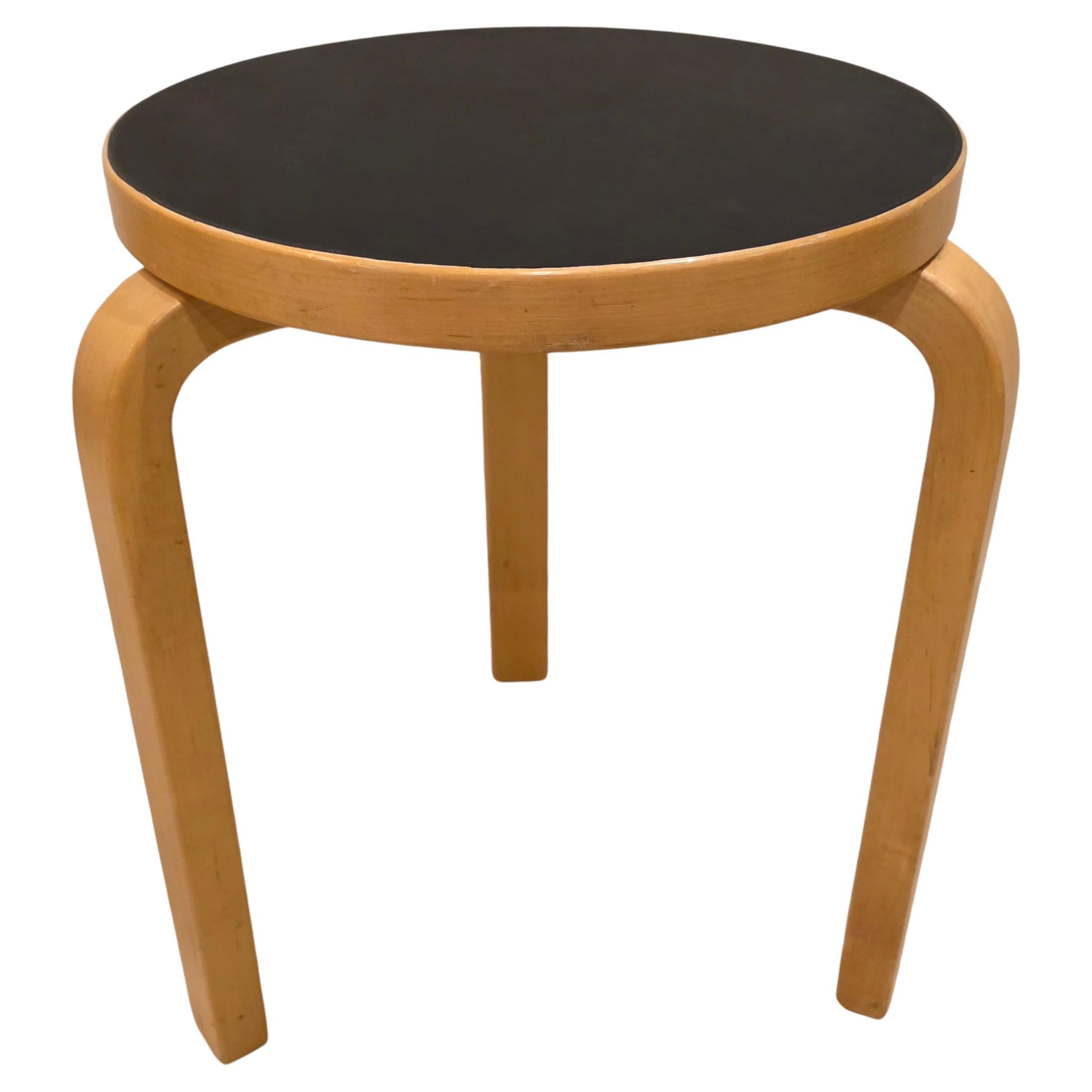 Alvar Aalto Taburete 60 Linóleo negro en venta