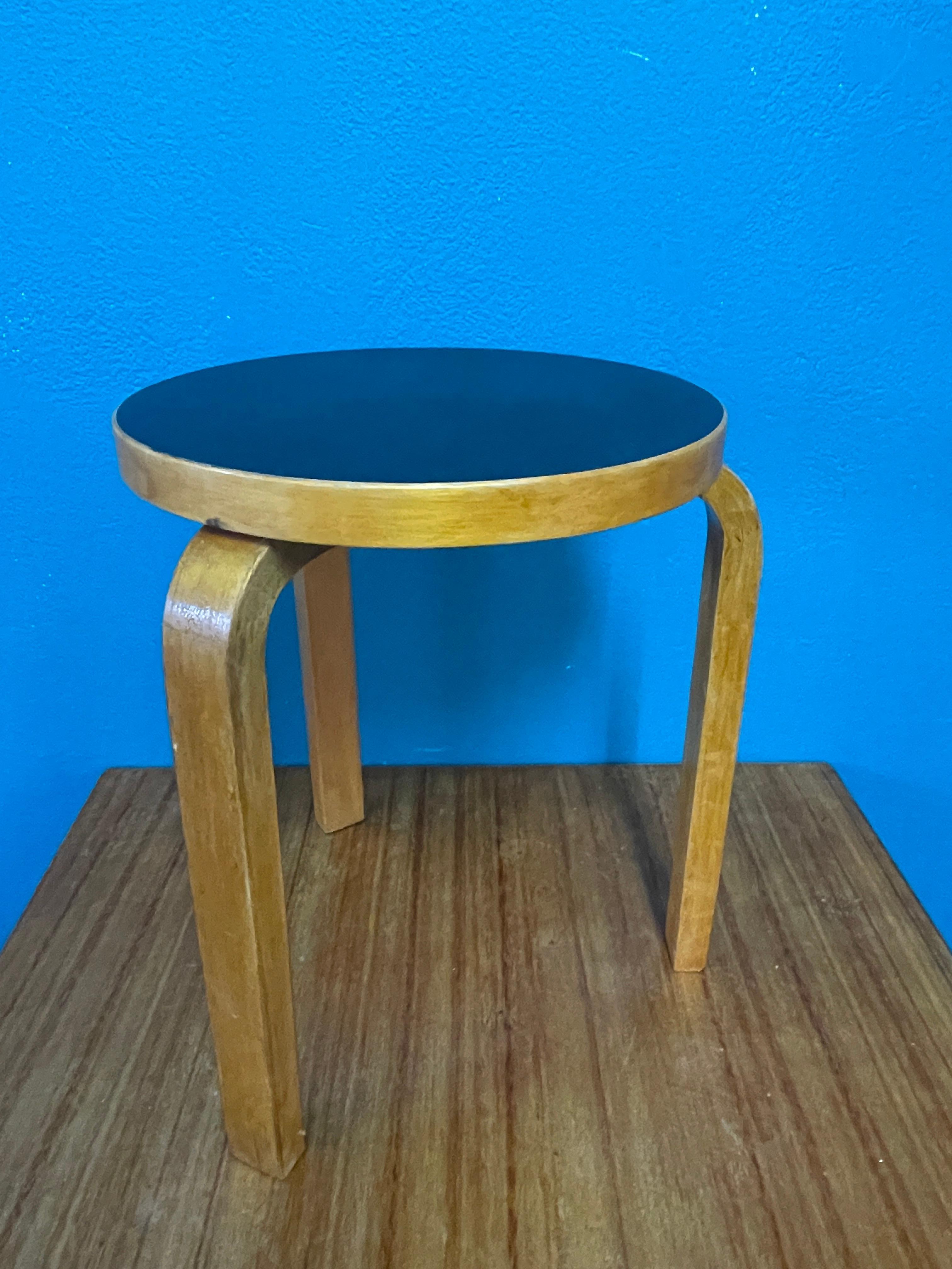 Alvar Aalto Hocker 60, schwarze Linoleumplatte, 1950er Jahre, Artek 2