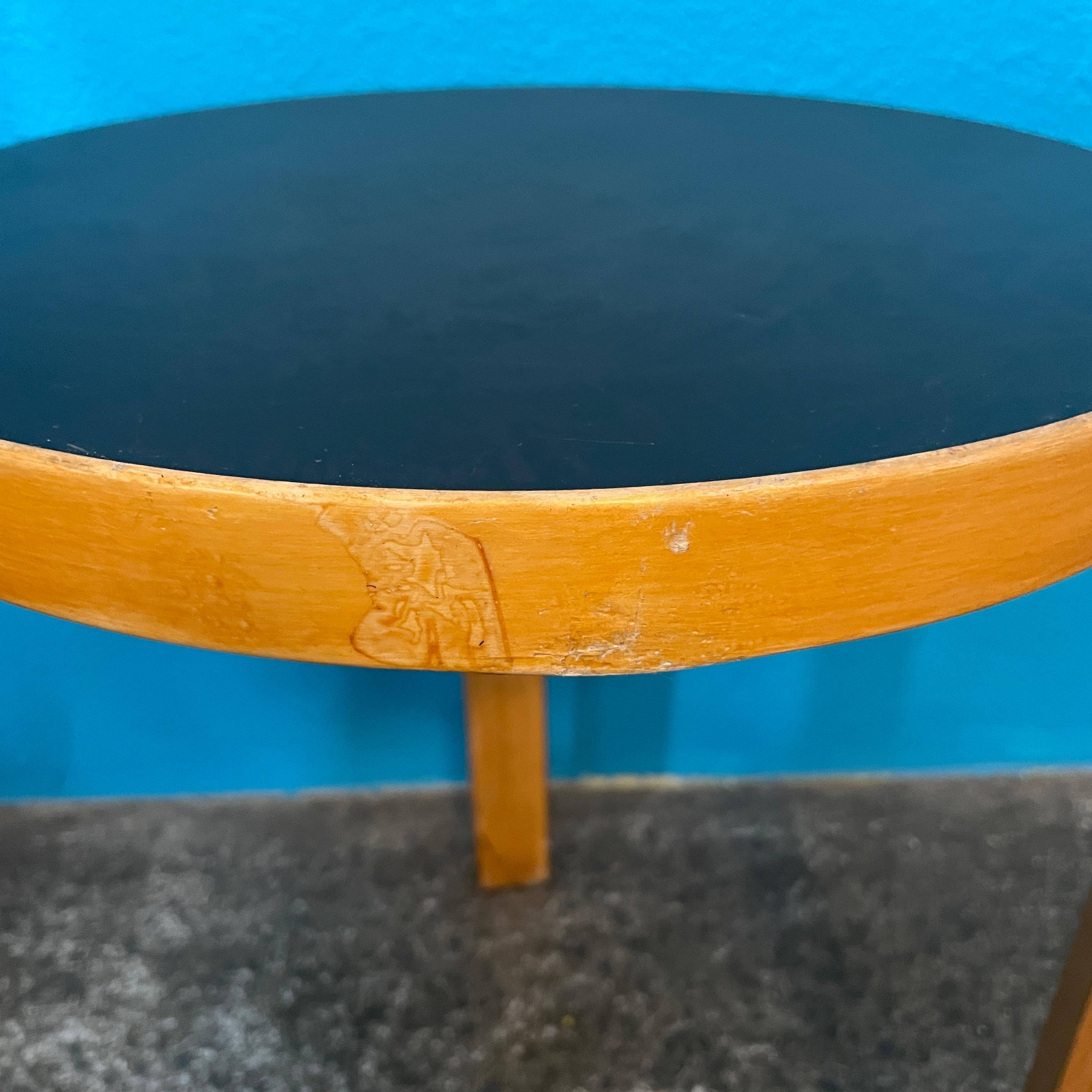 Alvar Aalto Hocker 60, schwarze Linoleumplatte, 1950er Jahre, Artek 7