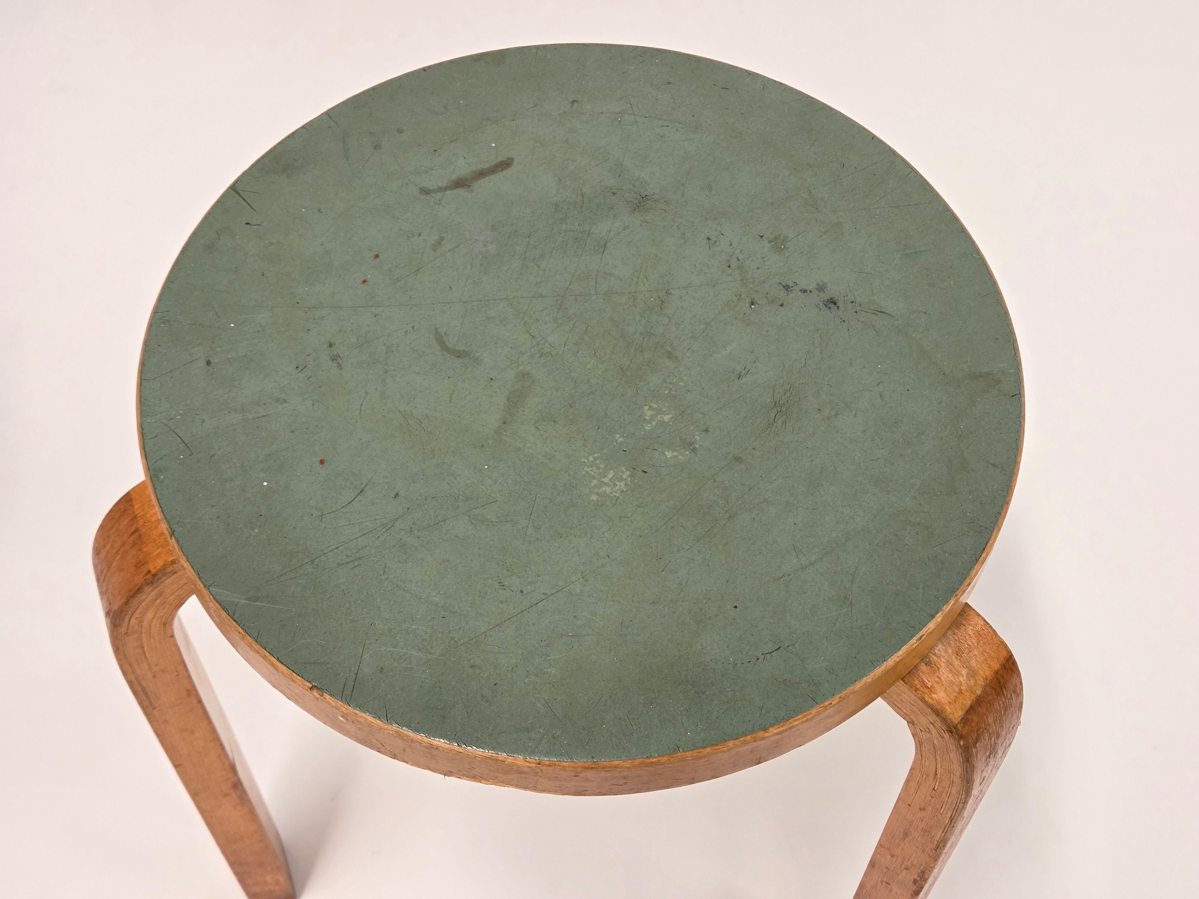 Taburete Alvar Aalto 60 by Artek 1950s en linóleo verde en venta 4