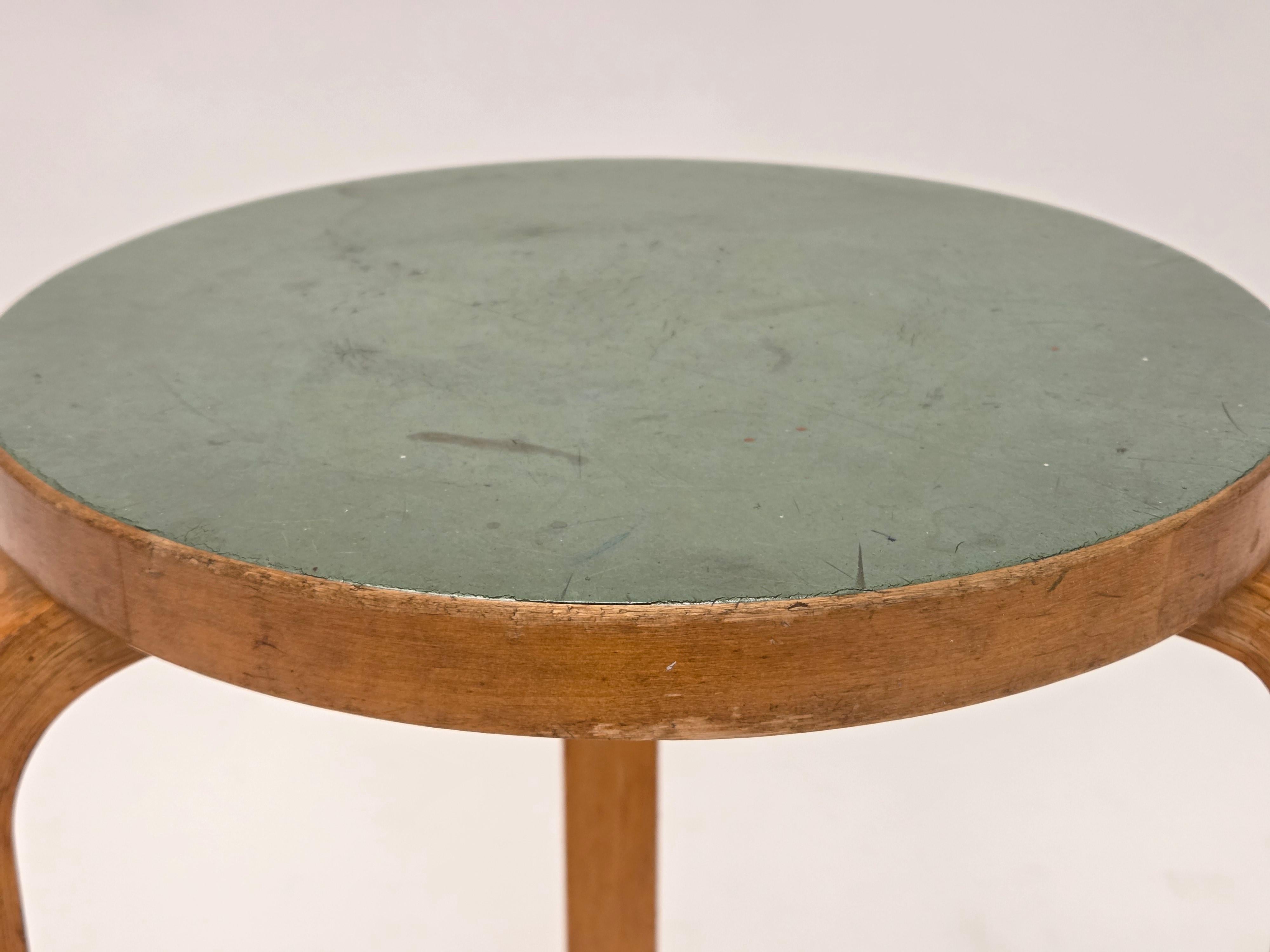 Taburete Alvar Aalto 60 by Artek 1950s en linóleo verde Escandinavo moderno en venta