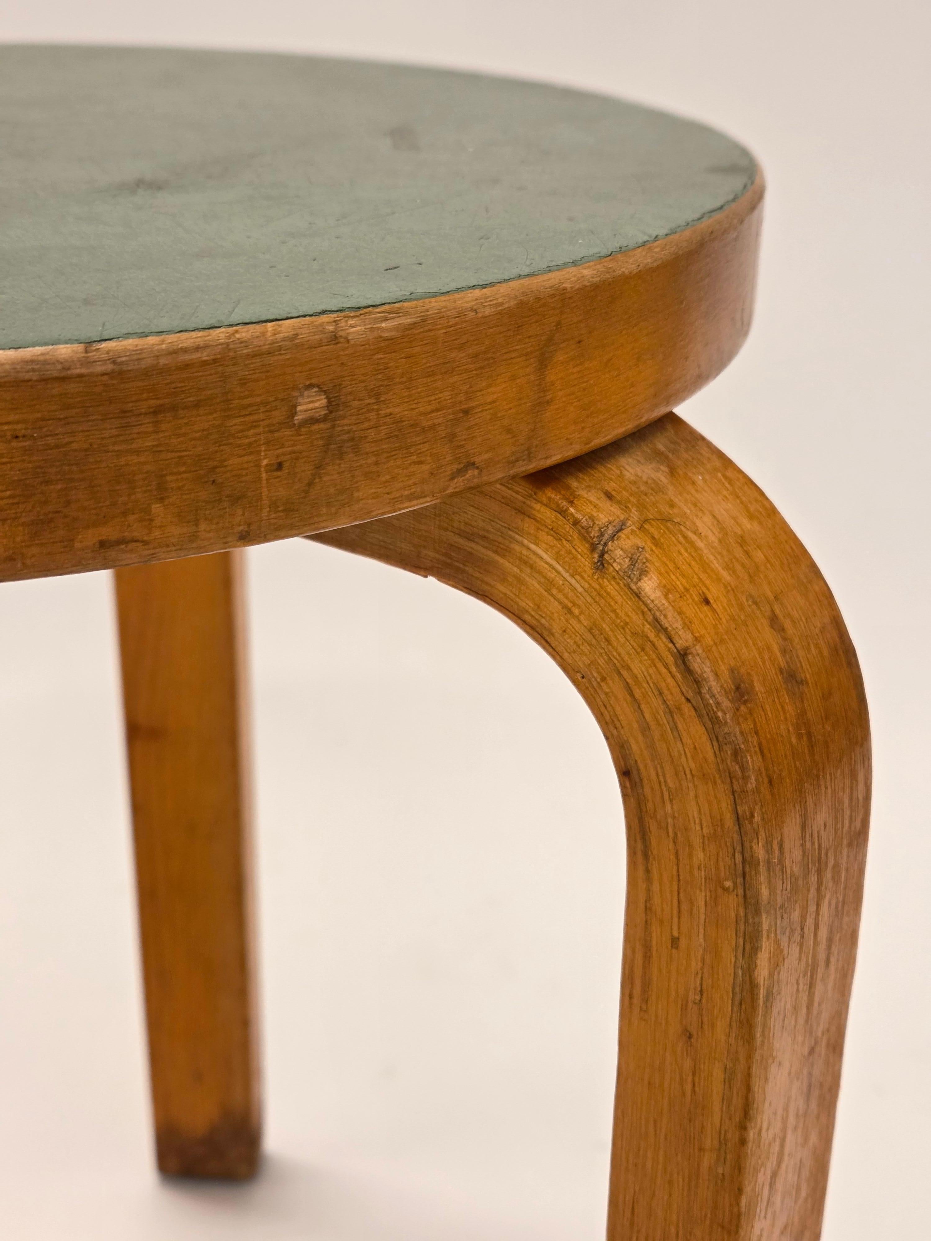 Taburete Alvar Aalto 60 by Artek 1950s en linóleo verde Finlandés en venta