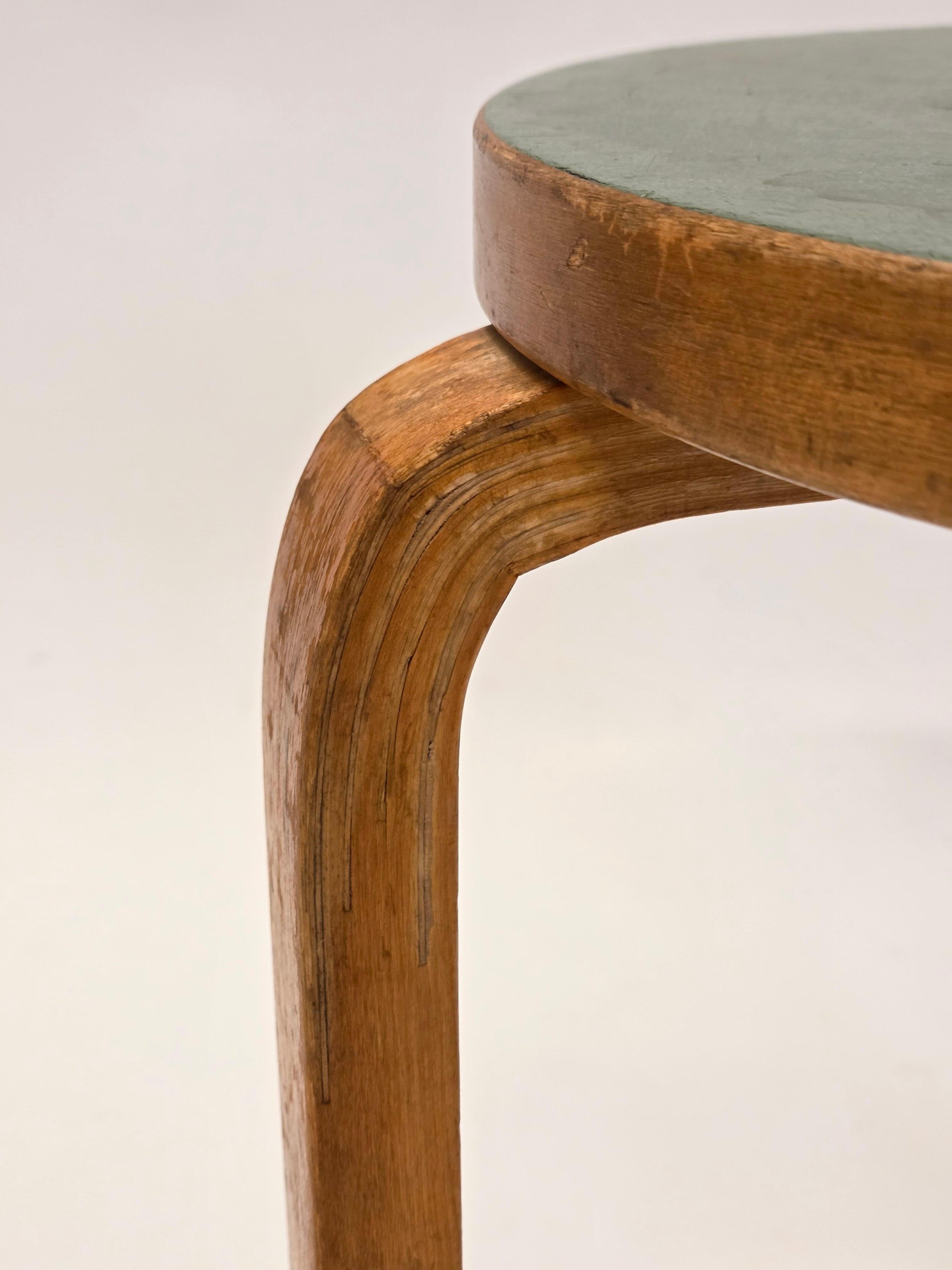 Taburete Alvar Aalto 60 by Artek 1950s en linóleo verde en Bueno estado para la venta en Espoo, FI