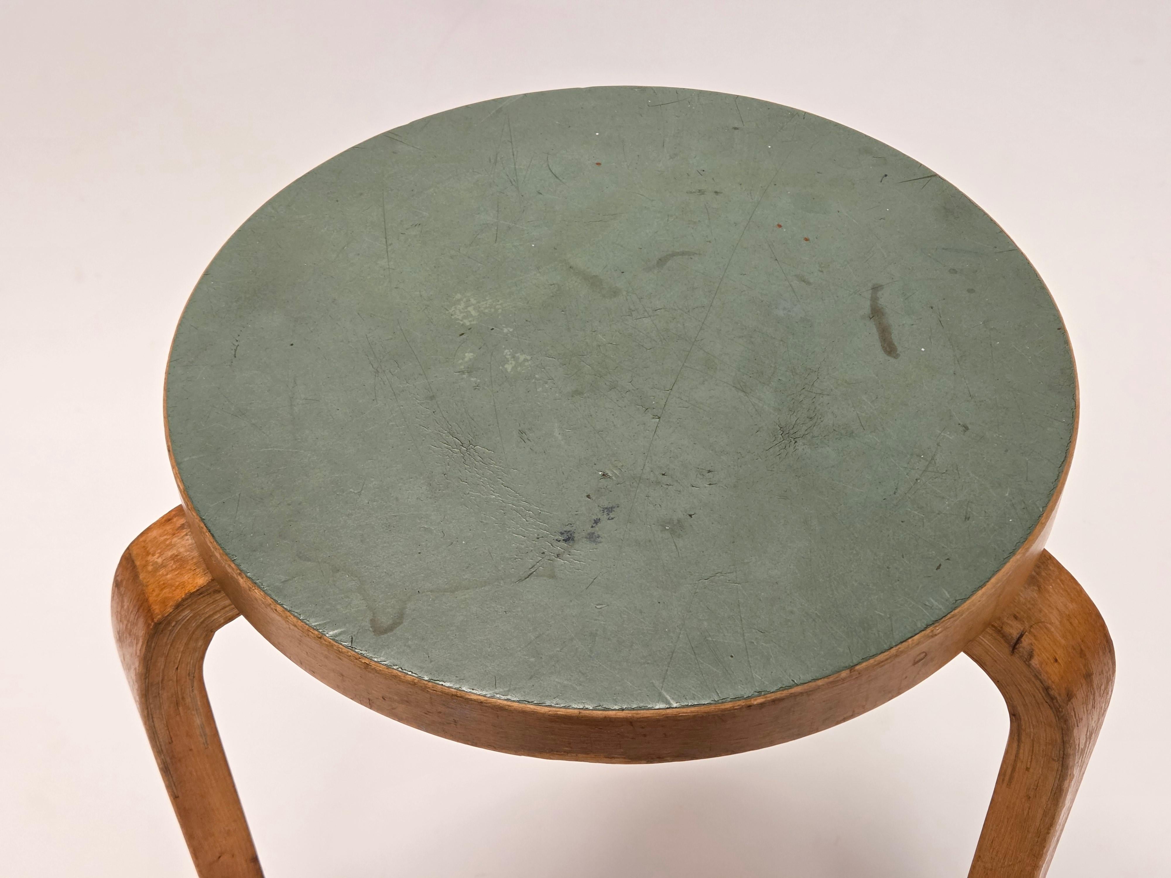 Taburete Alvar Aalto 60 by Artek 1950s en linóleo verde mediados del siglo XX en venta