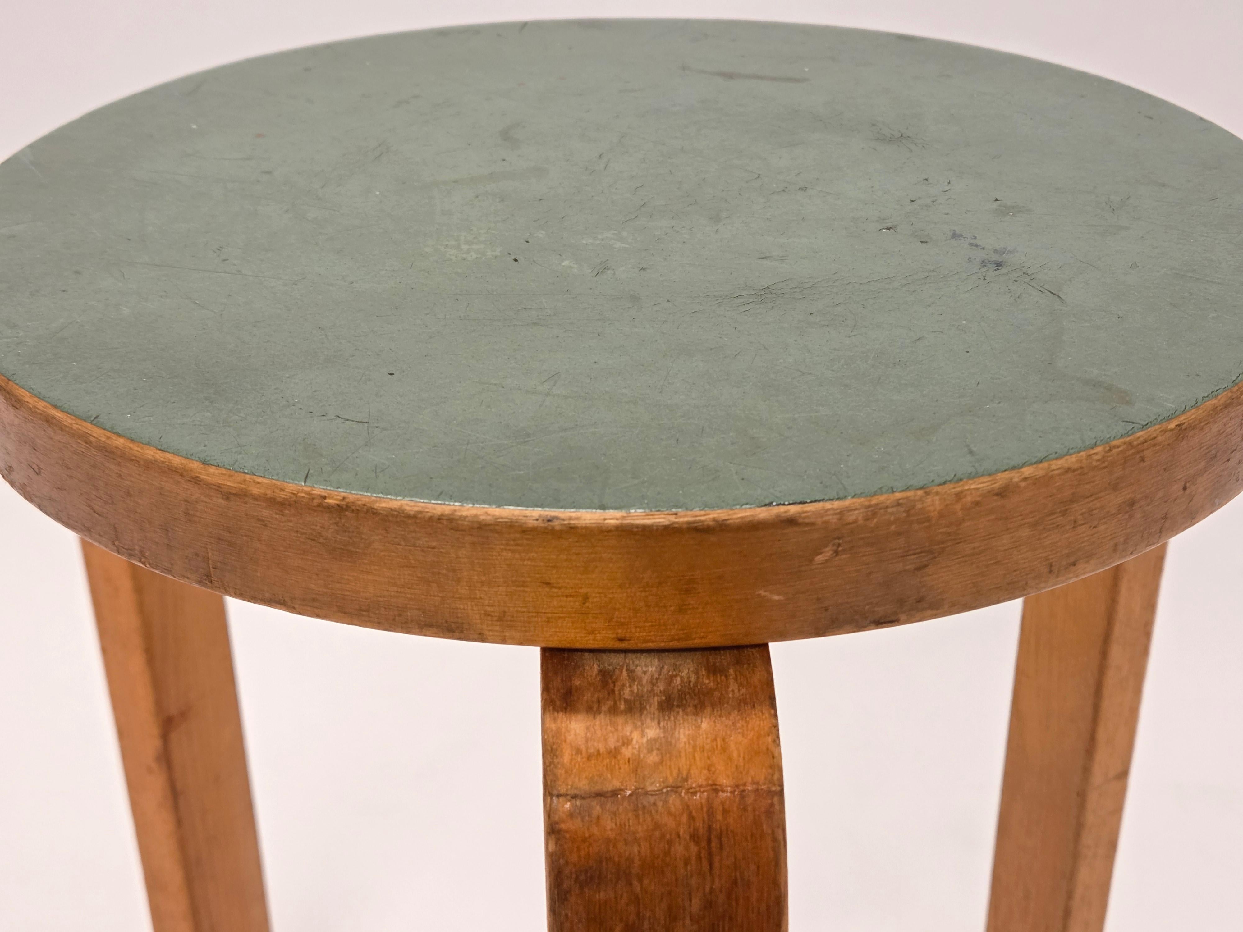 Taburete Alvar Aalto 60 by Artek 1950s en linóleo verde en venta 1