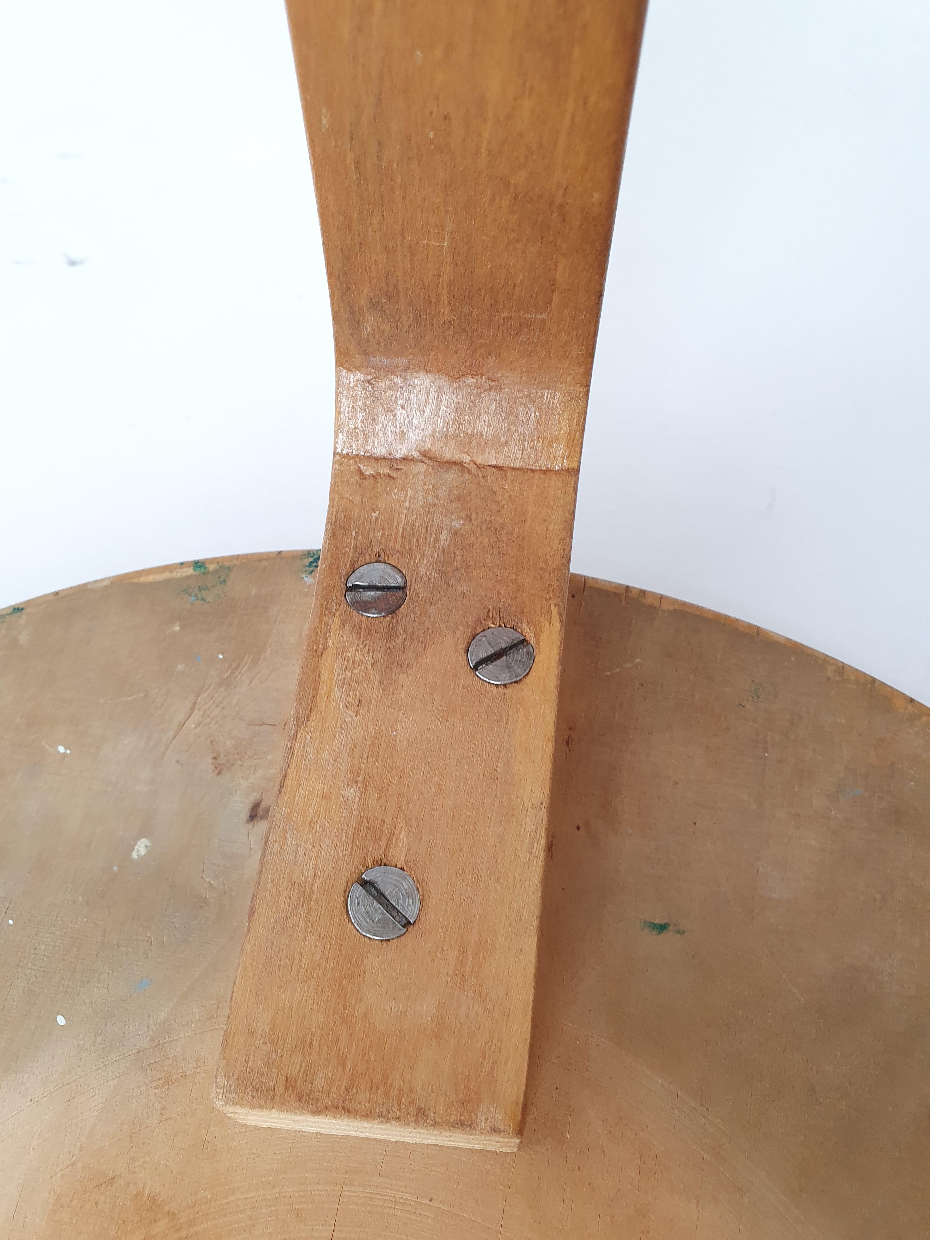 Taburete Artek 60, diseñado por Alvar Aalto. El taburete es de los años 1940-1950 y tiene una maravillosa pátina de antigüedad. Tiene articulaciones de dedos y tornillos ranurados.

El taburete Artek 60, diseñado por Alvar Aalto en 1933, es una de