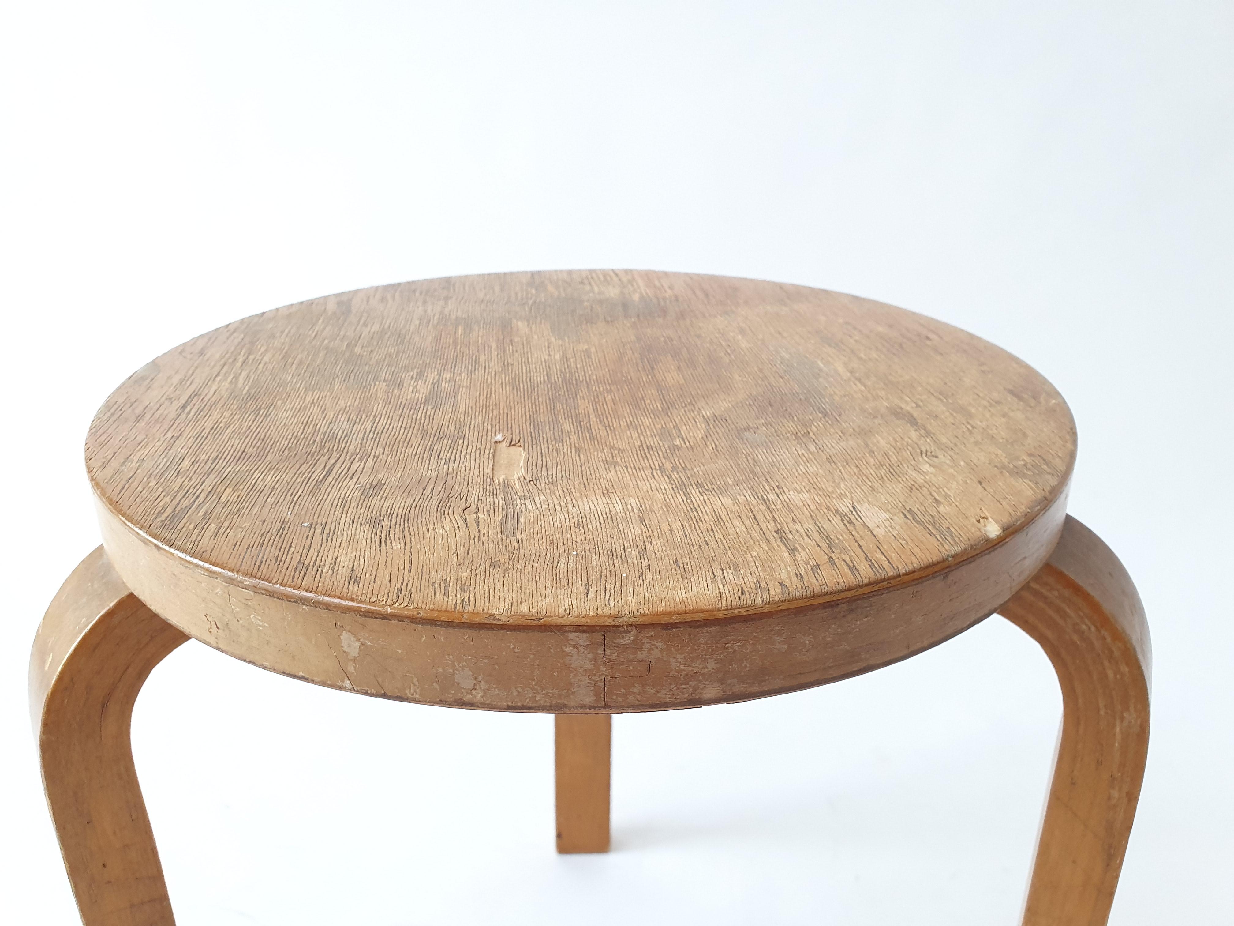 Alvar Aalto Taburete 60 de Artek en los años 1940-50 mediados del siglo XX en venta