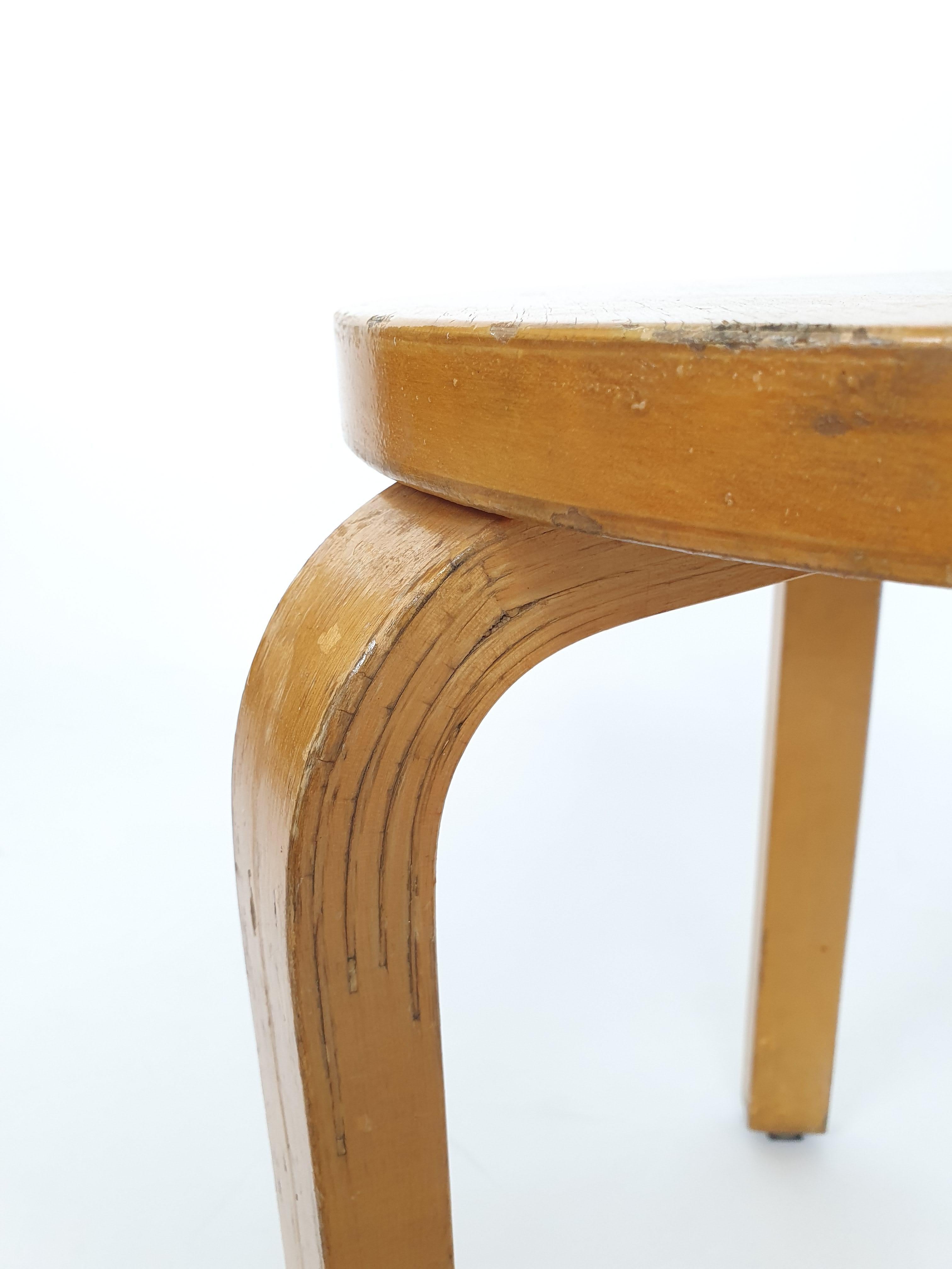Tabouret Artek 60, conçu par Alvar Aalto. Le tabouret date des années 1960 et a une belle patine du temps. Il est doté d'articulations digitales et de vis à fente.

Le tabouret Artek 60, conçu par Alvar Aalto en 1933, est l'une des pièces les plus