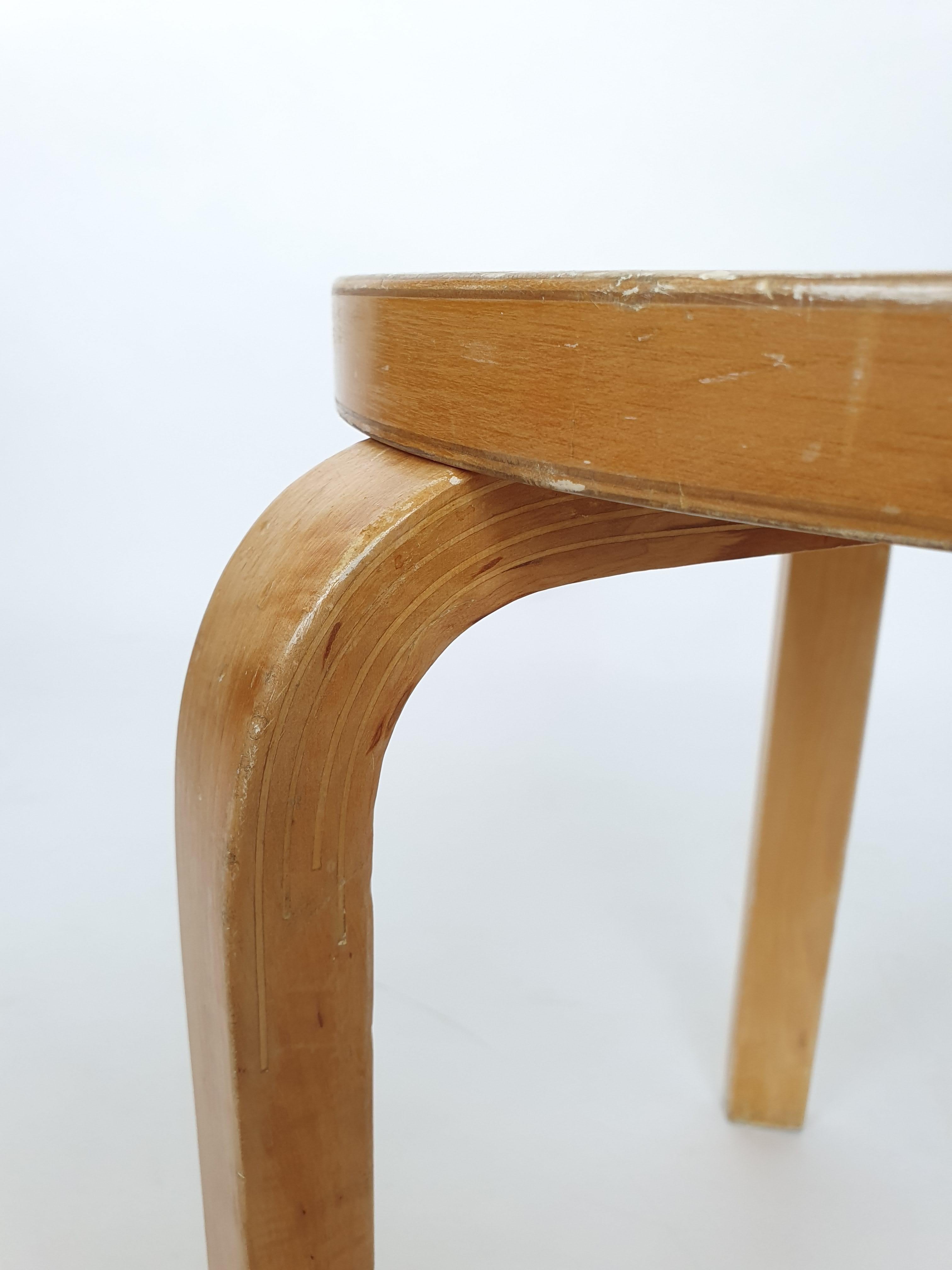 Tabouret Artek 60, conçu par Alvar Aalto. En bon état d'usage, et belle patine d'âge. Le tabouret date des années 1960. Il est doté d'articulations digitales et de vis à fente.

Le tabouret Artek 60, conçu par Alvar Aalto en 1933, est l'une des