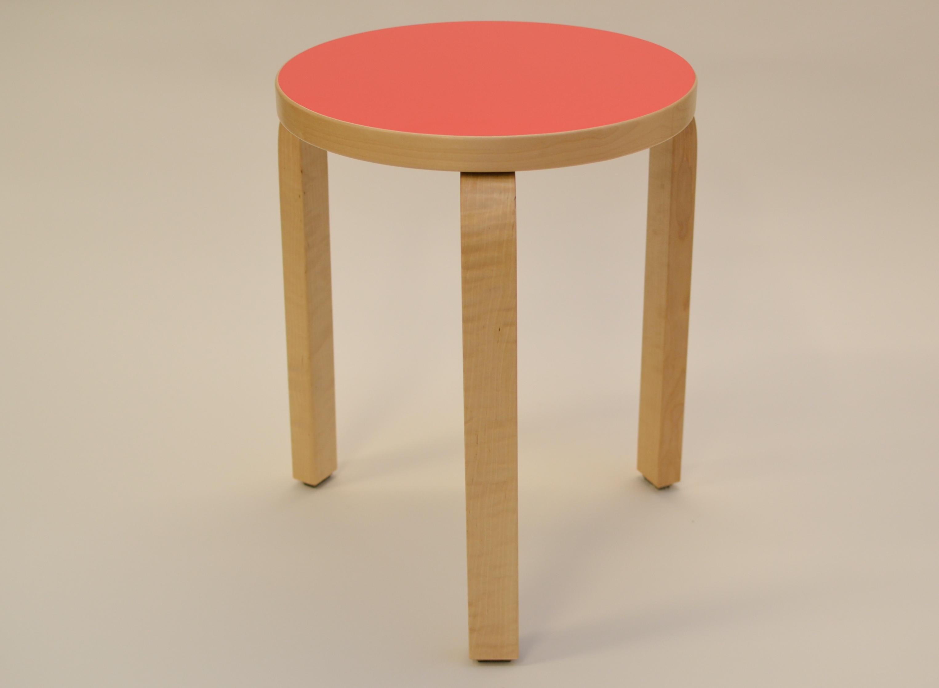 This Aalto stool 60 has a nice color combination, natural birch combined with an special red seat top. The color of the seat appears bright red or almost pink depending on the lighting and viewing angle. Stools in this color are rarely