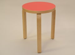Taburete Alvar Aalto 60, parte superior de color rojo especial, Artek Finlandia.