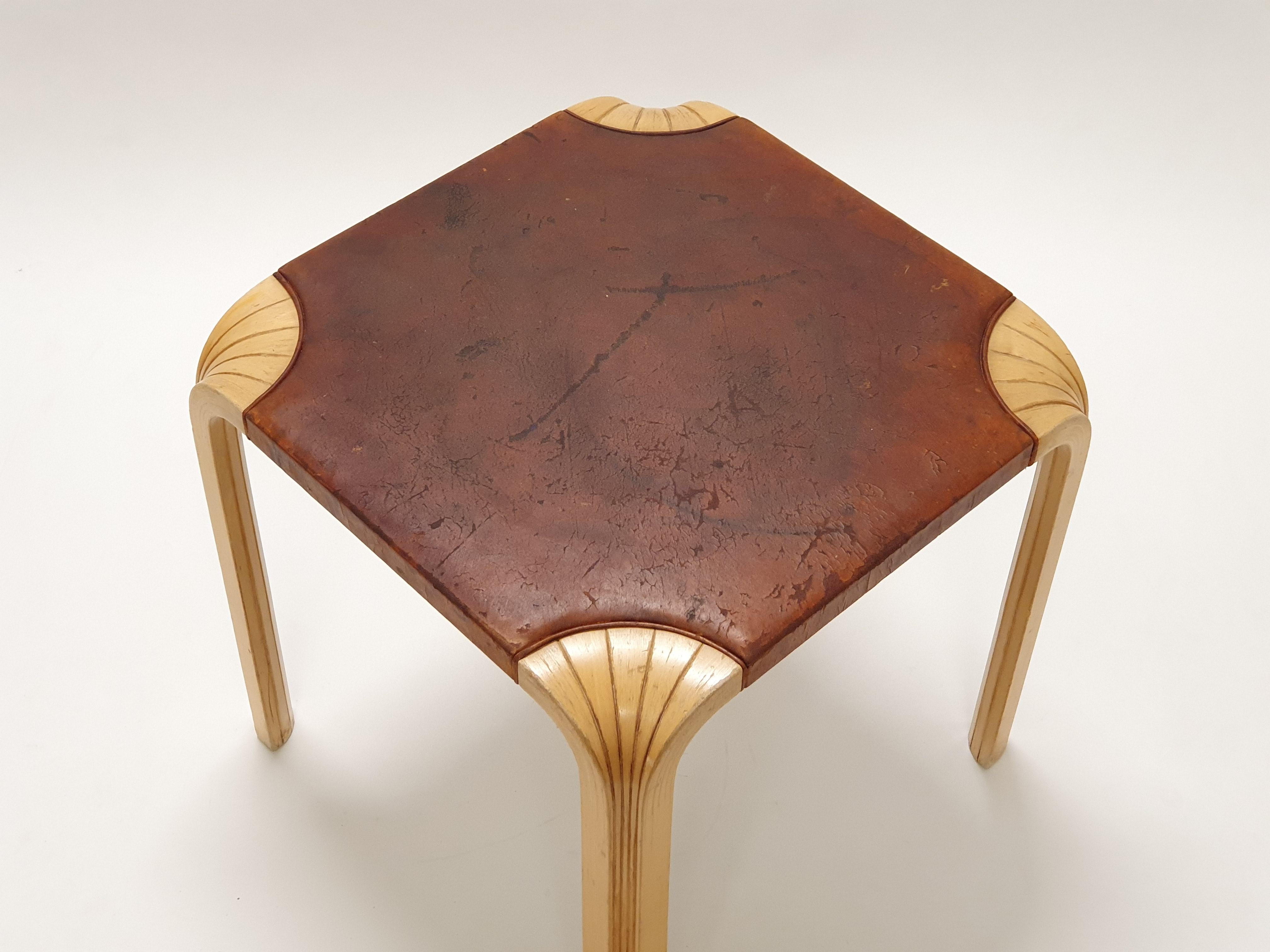 Finlandais Alvar Aalto+Aalto Tabouret Artek X601 Cuir en vente