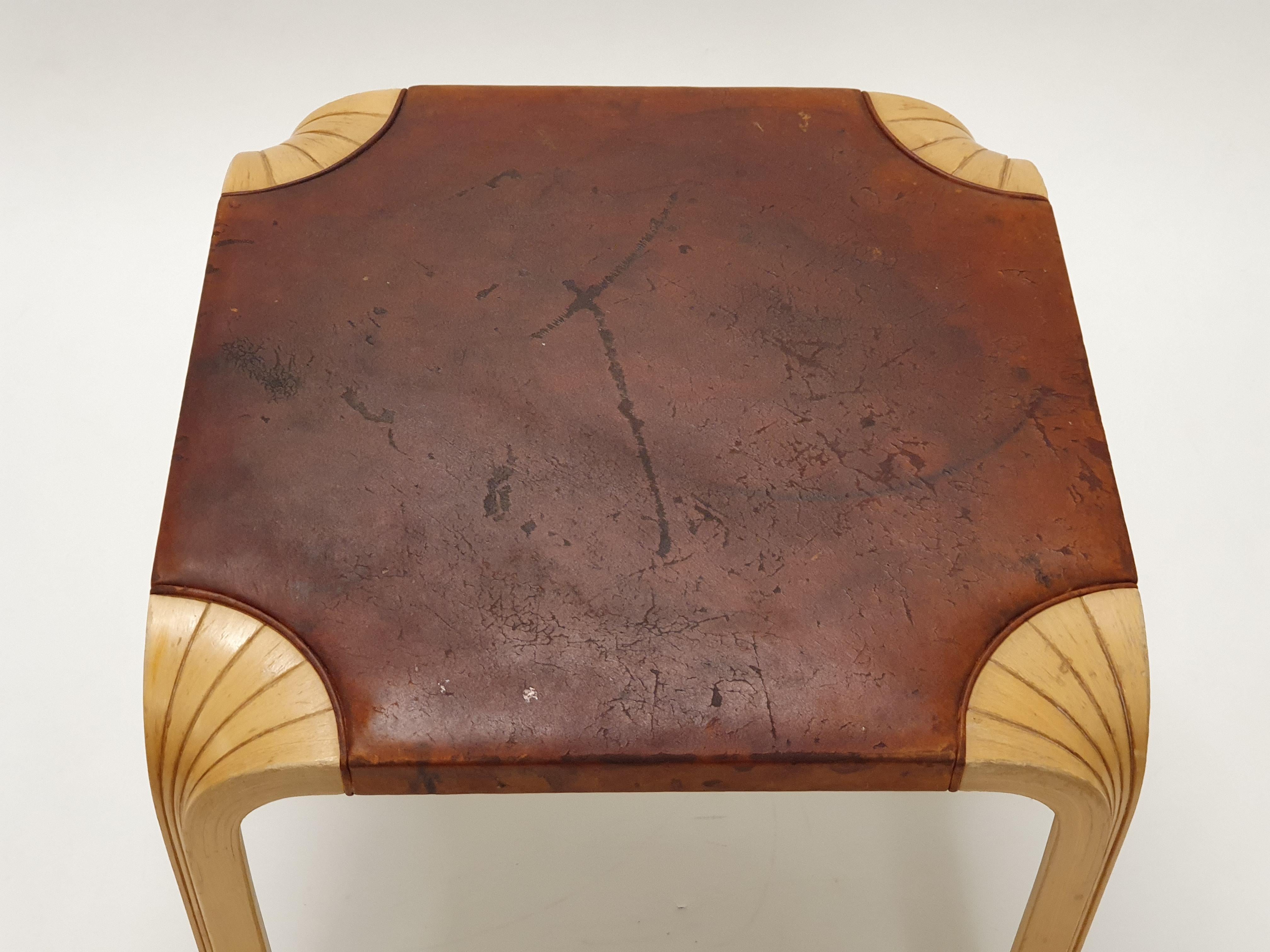 Milieu du XXe siècle Alvar Aalto+Aalto Tabouret Artek X601 Cuir en vente
