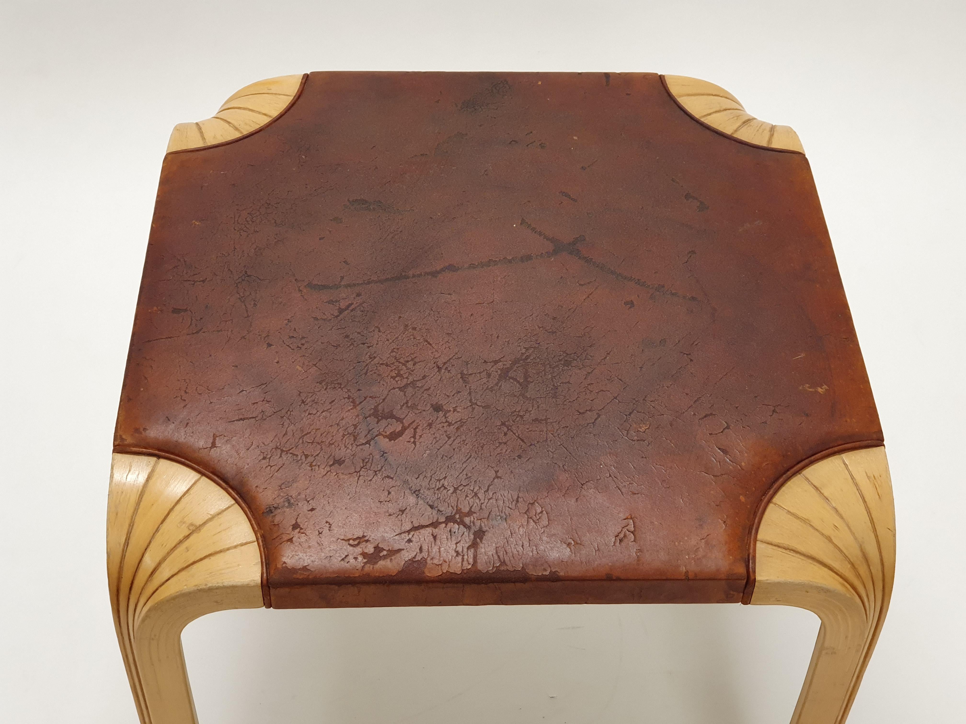 Alvar Aalto+Aalto Tabouret Artek X601 Cuir en vente 1