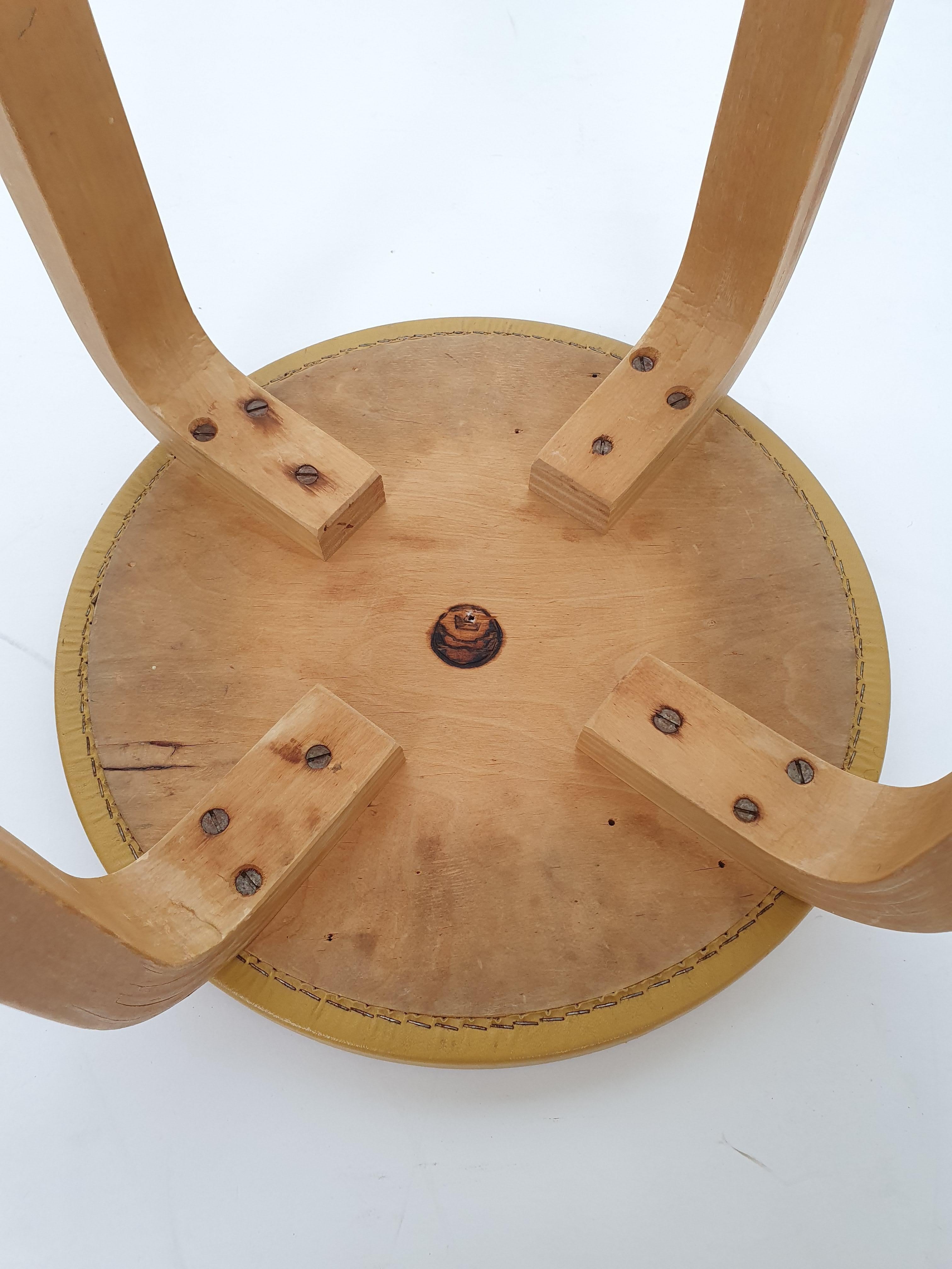 Milieu du XXe siècle Alvar Aalto+Aalto Tabouret E60 par Artek en 1960 en vente