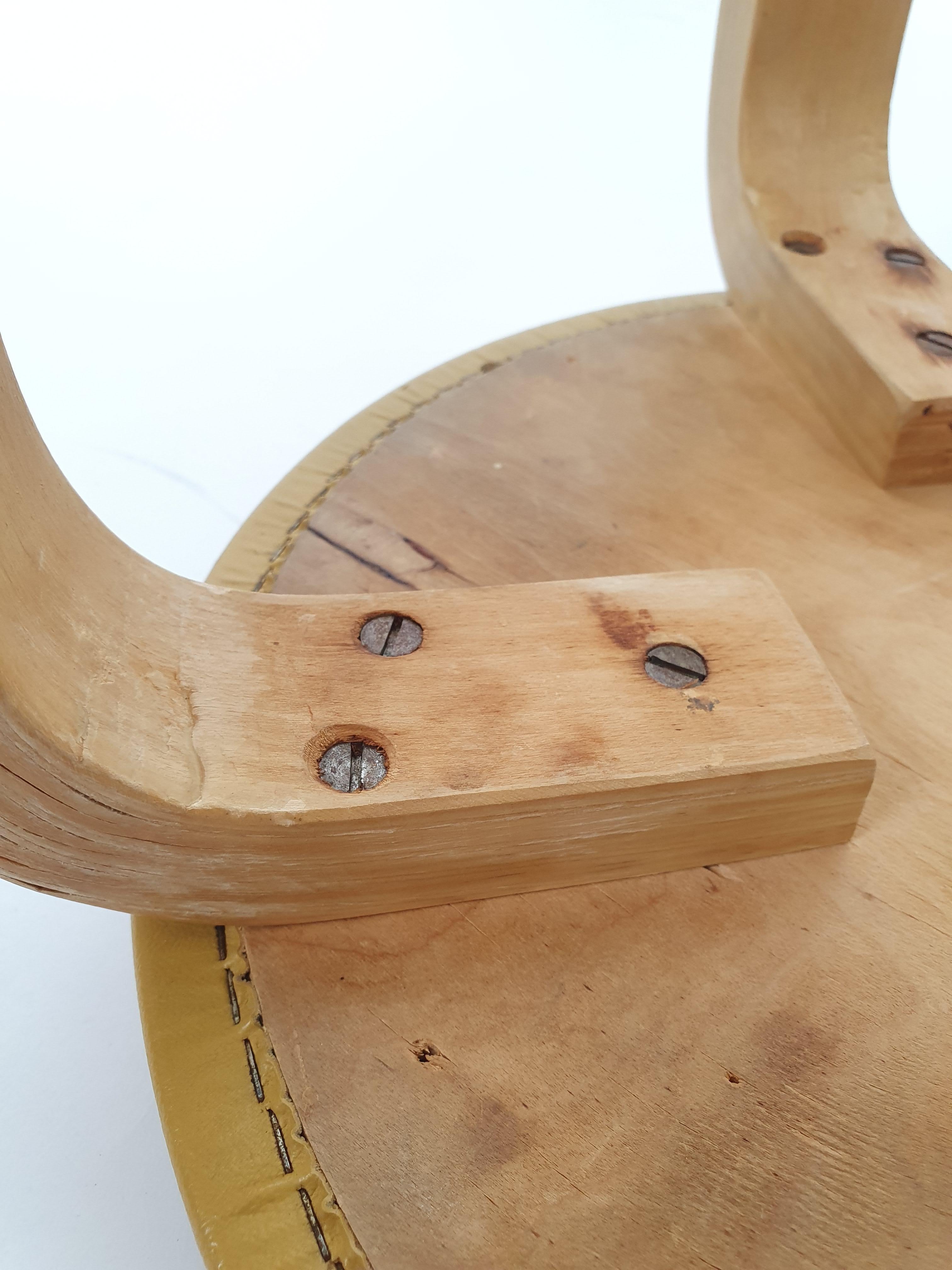 Imitation cuir Alvar Aalto+Aalto Tabouret E60 par Artek en 1960 en vente