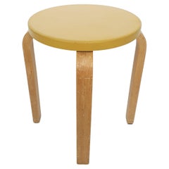 Taburete Alvar Aalto E60 de Artek en la década de 1960