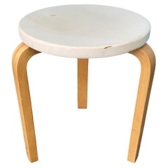 Alvar Aalto Hocker aus den 1960er Jahren, Polsterung aus weißem Vinyl, Artek Finnland