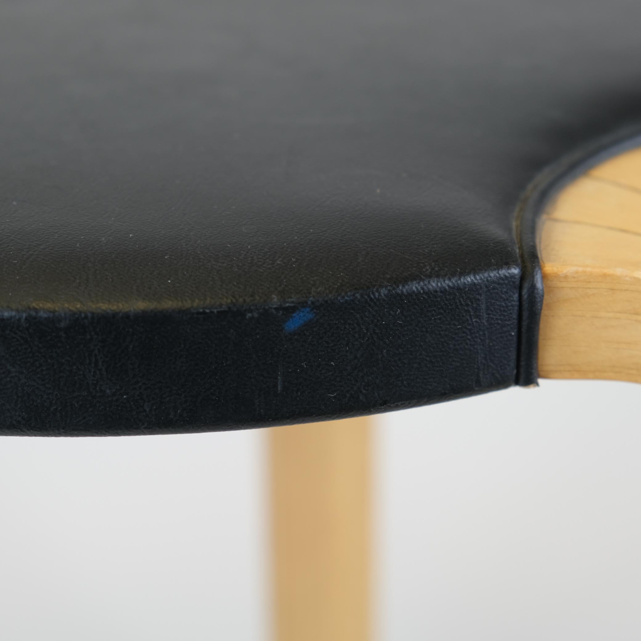 Alvar Aalto Taburete X600 en abedul y cuero negro original, Artek, años 60 en venta 2