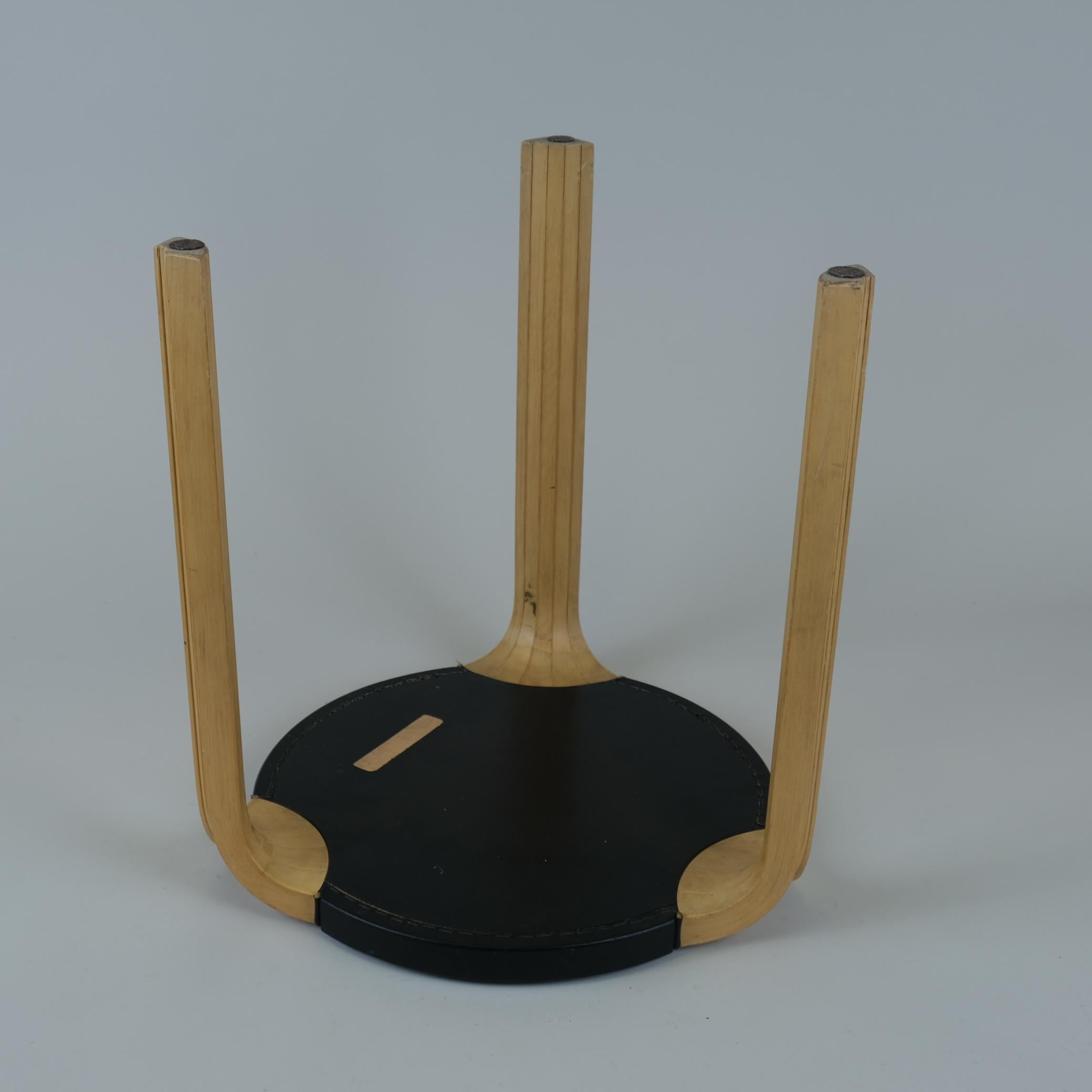 Alvar Aalto Taburete X600 en abedul y cuero negro original, Artek, años 60 en venta 3