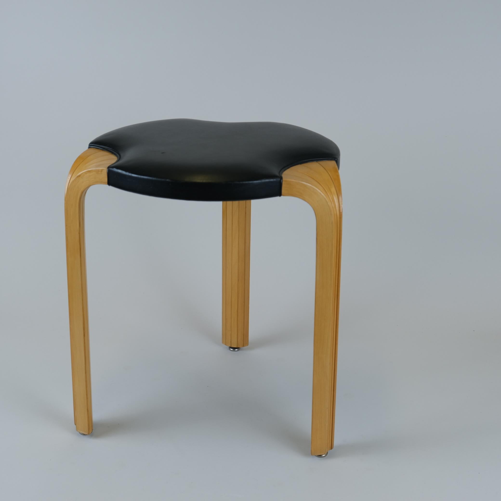 Un bellissimo sgabello modello X600 progettato da Alvar Aalto per Artek negli anni '60 in Finlandia. Anche se semplice, questo sgabello è dotato di grande qualità e attenzione ai dettagli. La gamba a X, meno comune, con il pad in pelle, è di una