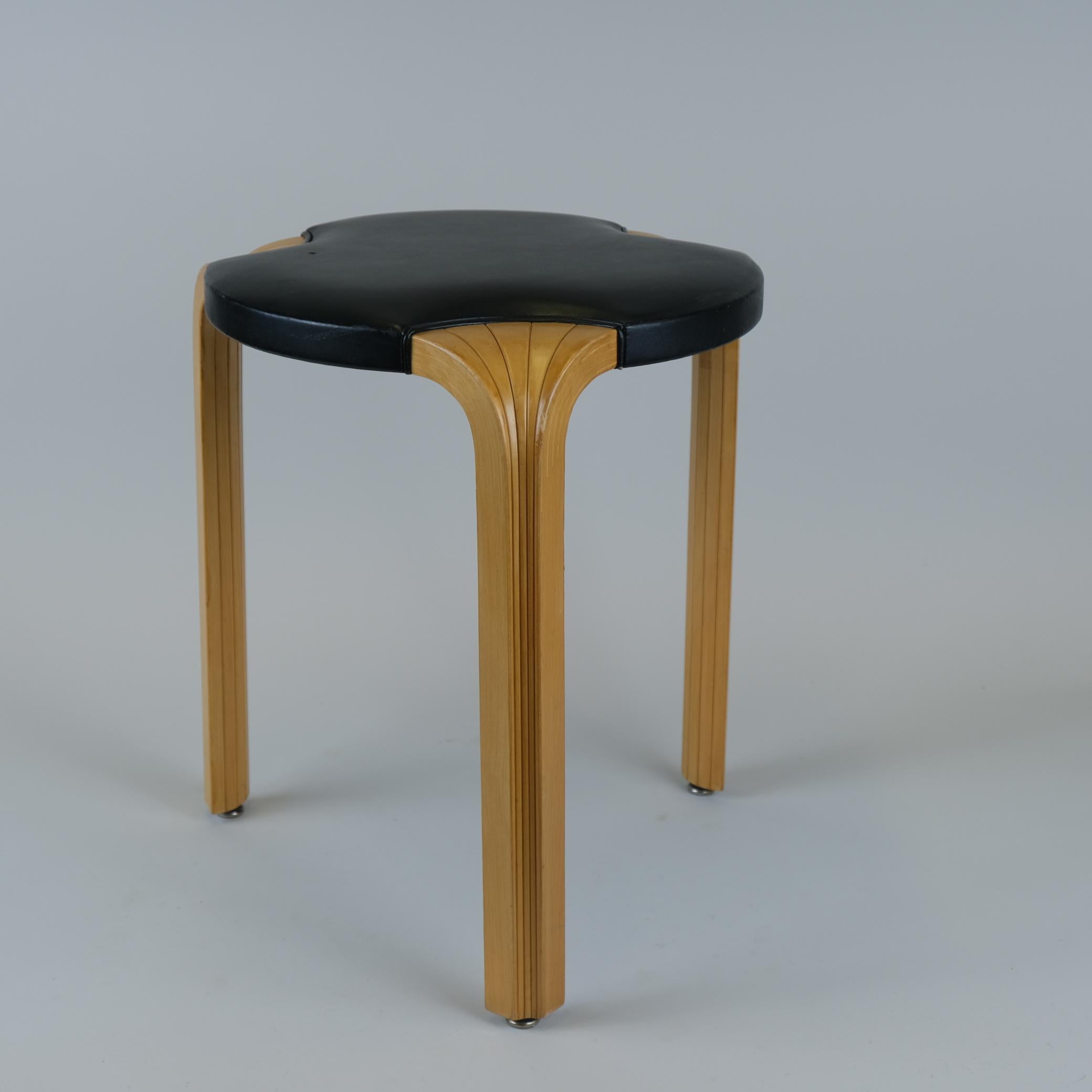 Mid-Century moderno Sgabello X600 di Alvar Aalto in betulla e pelle nera originale, Artek, anni '60 in vendita